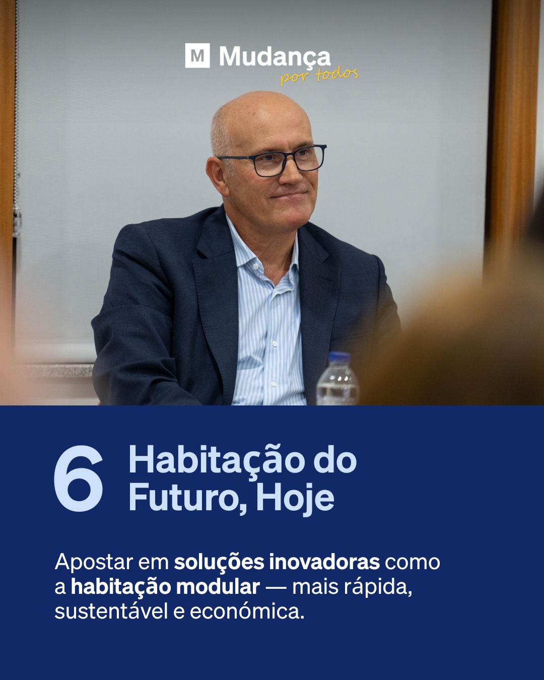 Pode ser uma imagem de 1 pessoa e a texto que diz "M Mudança por portodos todos 6 Habitação do Futuro, Hoje Apostar em soluções inovadoras como a habitação modular mais rápida, sustentável e económica."