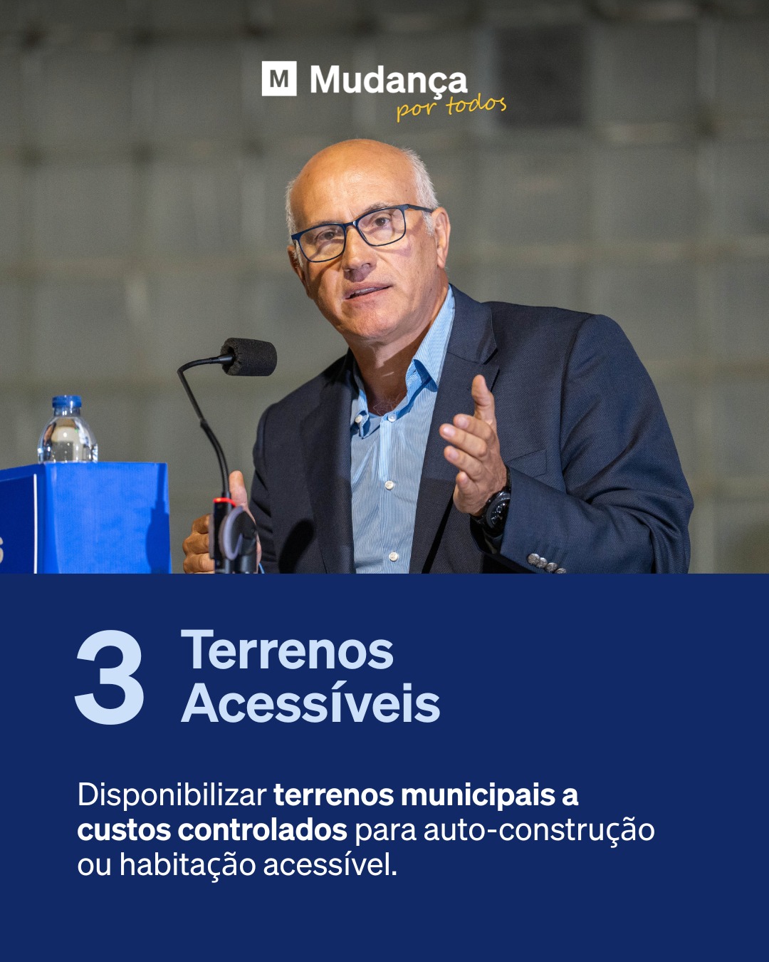 Pode ser uma imagem de 1 pessoa e a texto que diz "M Mudança portodos por todos 3 Terrenos Acessíveis Disponibilizar terrenos municipais a custos controlados para auto-construção ou habitação ação acessível."