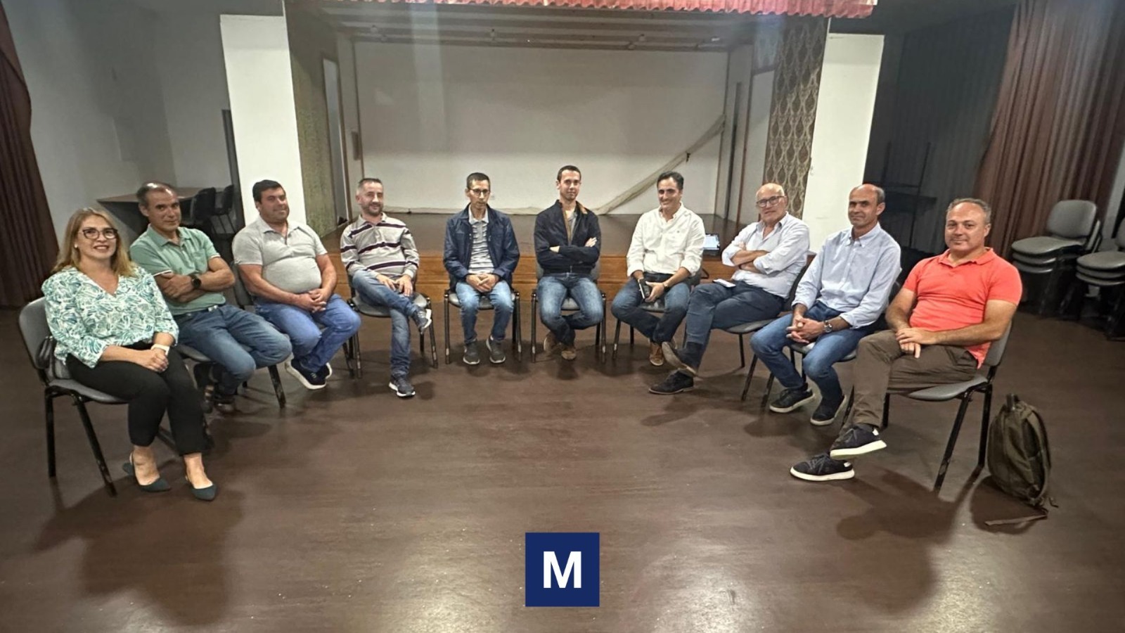 Pode ser uma imagem de 9 pessoas, pessoas a estudar e a televisão