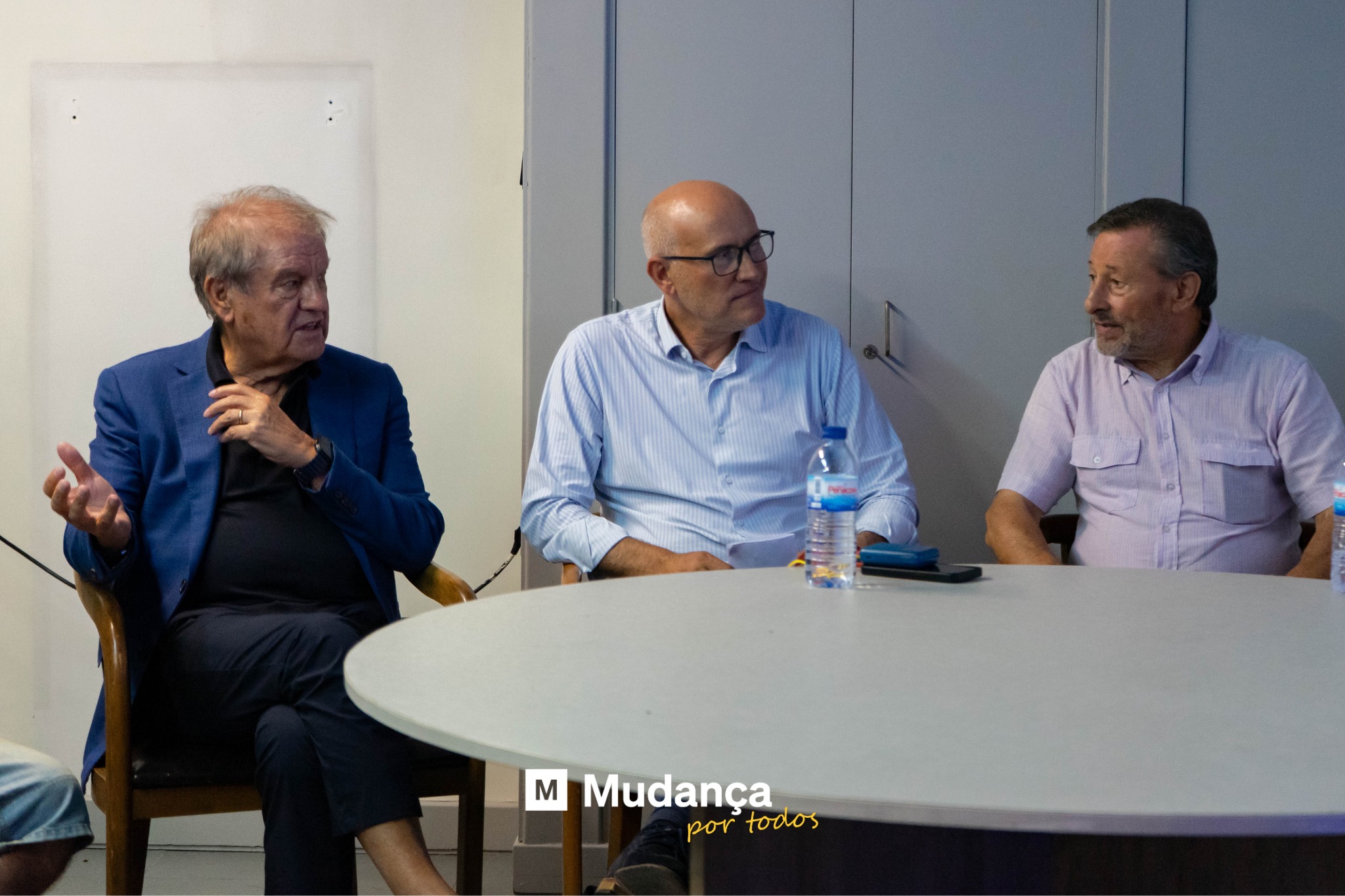 Pode ser uma imagem de 3 pessoas e a texto que diz "M Mudança portodos por todos"