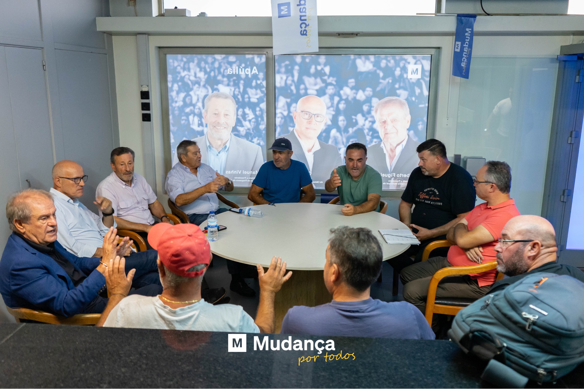 Pode ser uma imagem de 11 pessoas e a texto que diz "M seusb esliuqA M M มกส จ ohad e M Mudança por portodos todos"