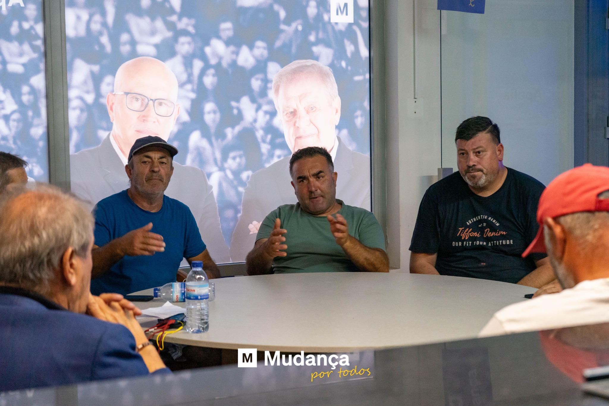 Pode ser uma imagem de 8 pessoas, pessoas a estudar e a texto que diz "M ASTRE FIT BUR un TUDE M Mudança por portodos todos"