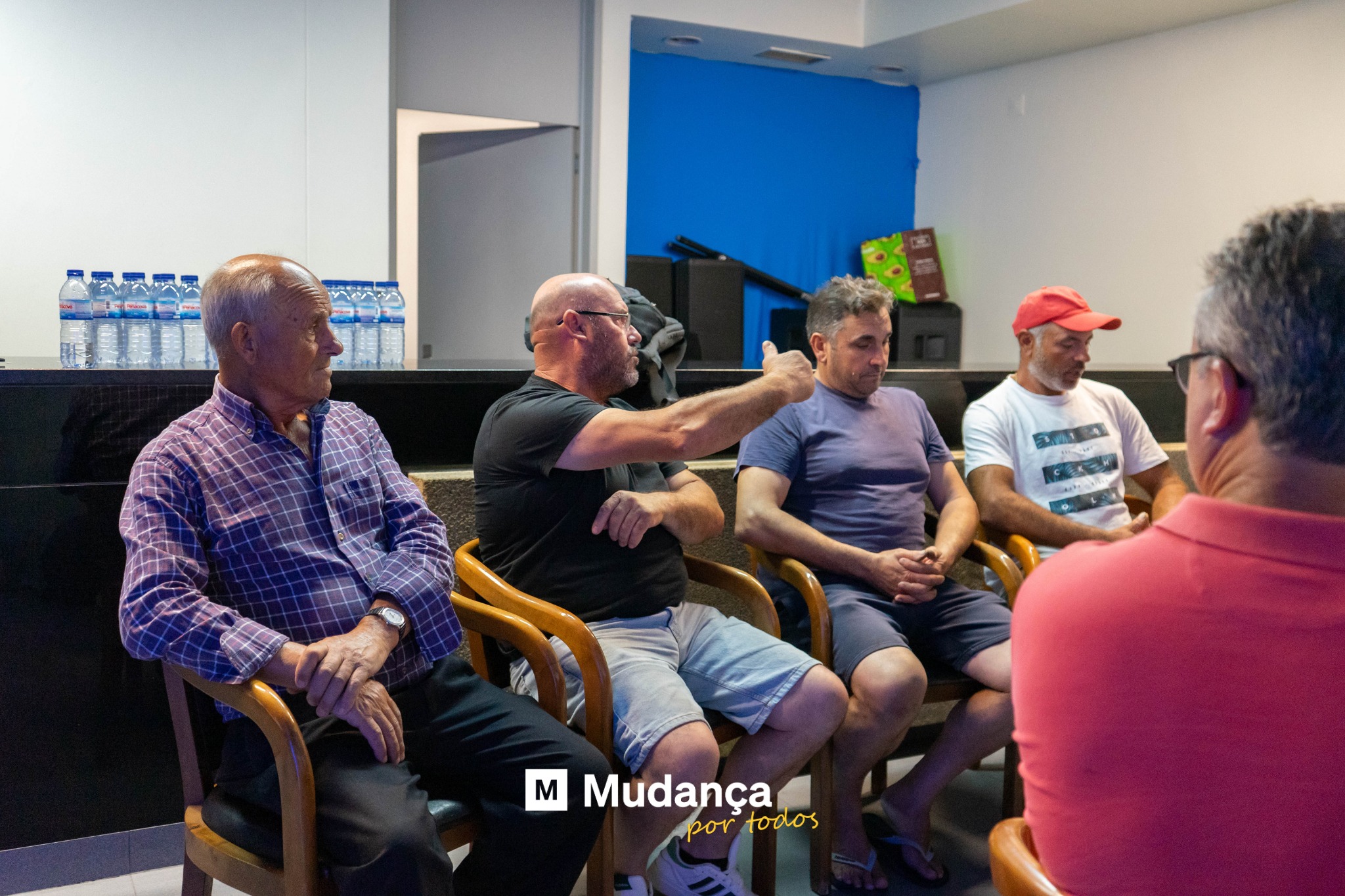 Pode ser uma imagem de 4 pessoas, pessoas a estudar, televisão e a texto que diz "m Mudança por portodos todos"