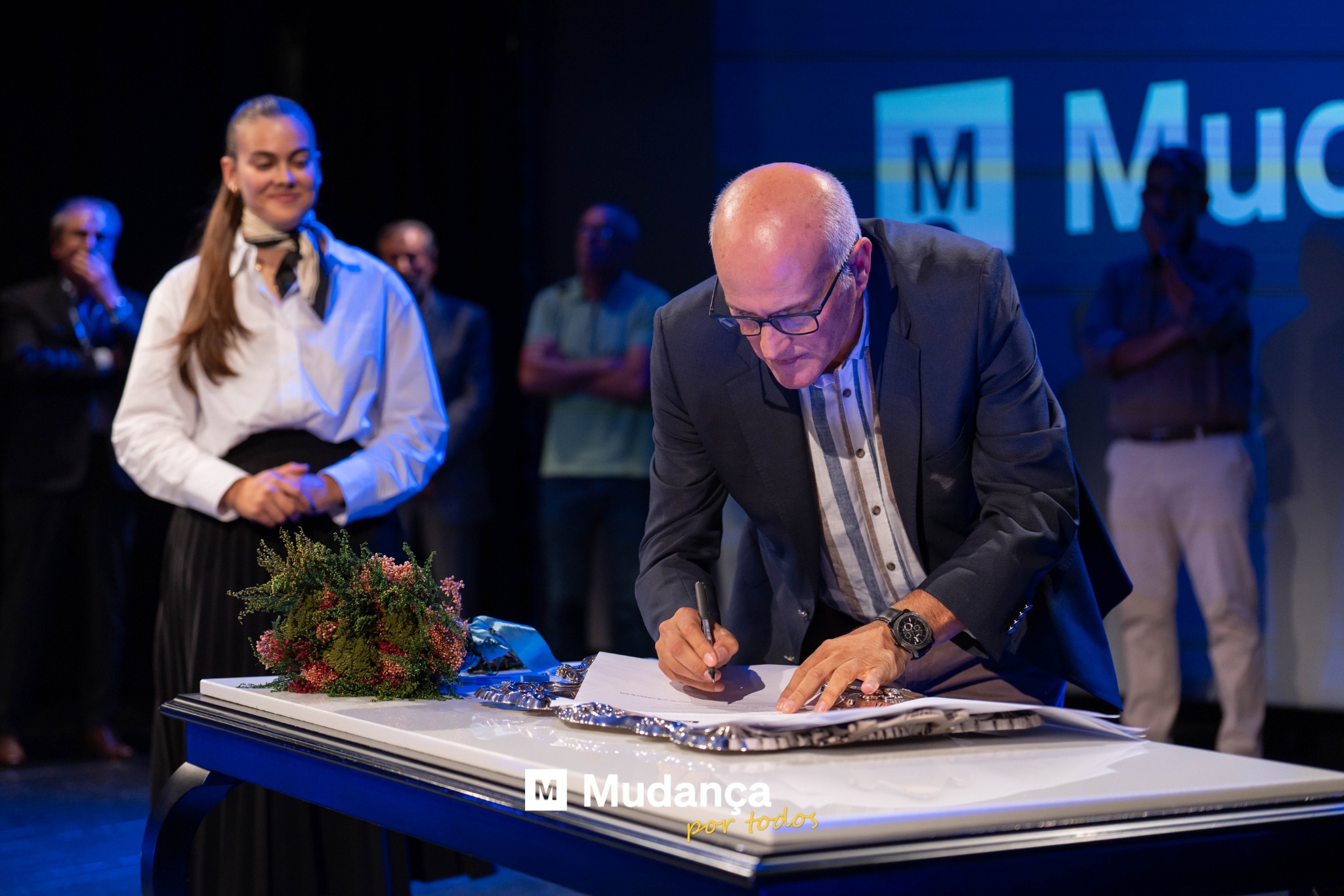 Pode ser uma imagem de 7 pessoas e a texto que diz "M Muo SHIATETA M Mudança portodos 201 todos"