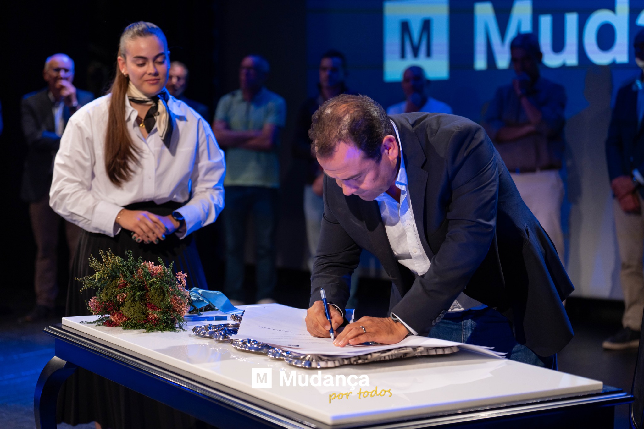 Pode ser uma imagem de 7 pessoas e a texto que diz "M Mud M Mudanca por portodos todos"