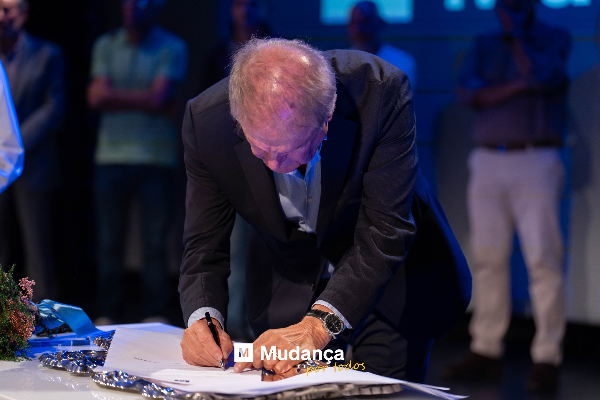 Pode ser uma imagem de 4 pessoas e a texto que diz "M Mudança фpo Eportodos todos"