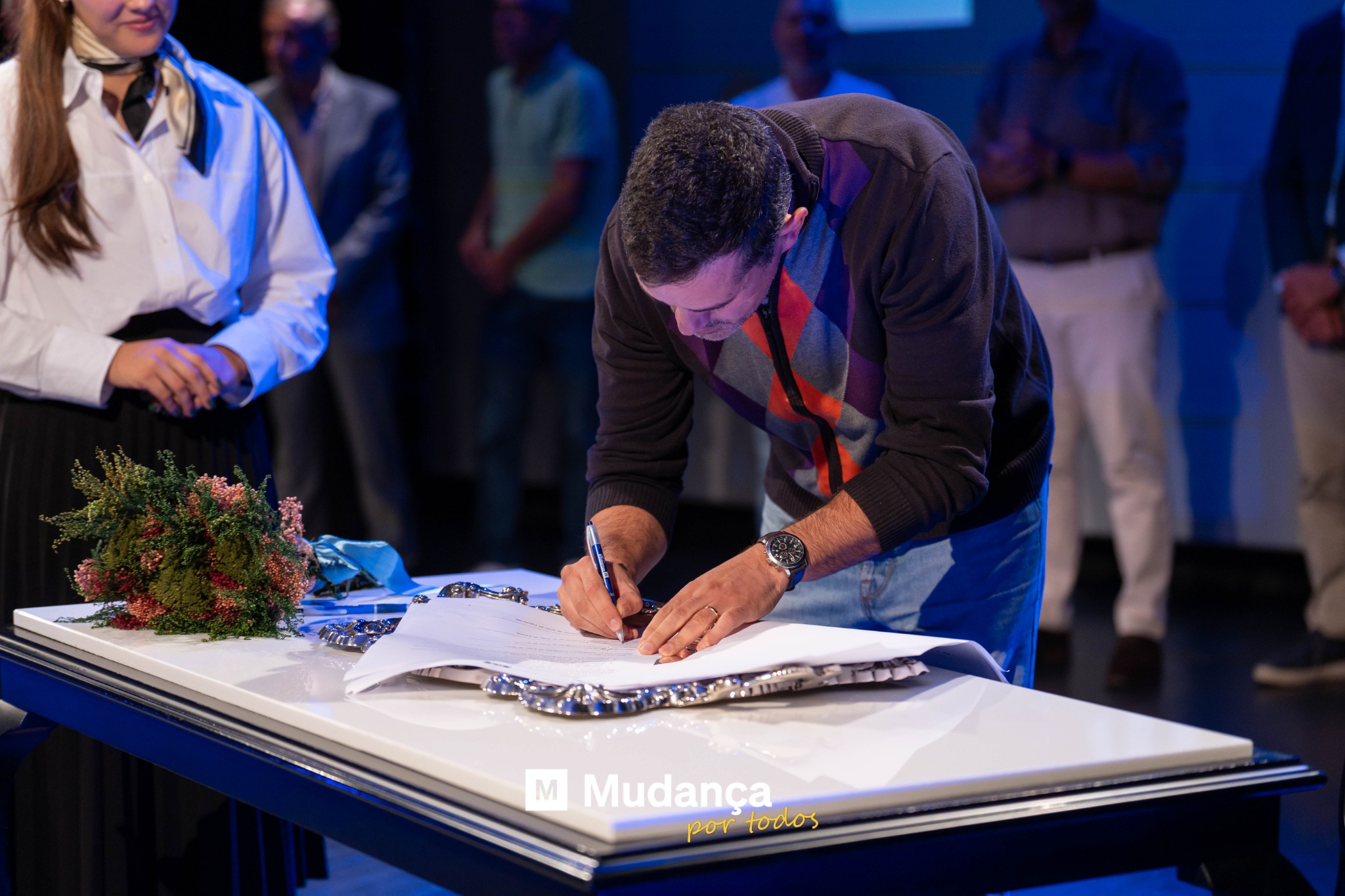 Pode ser uma imagem de 6 pessoas, pessoas a estudar e a texto que diz "M Mudança por portodos todos"