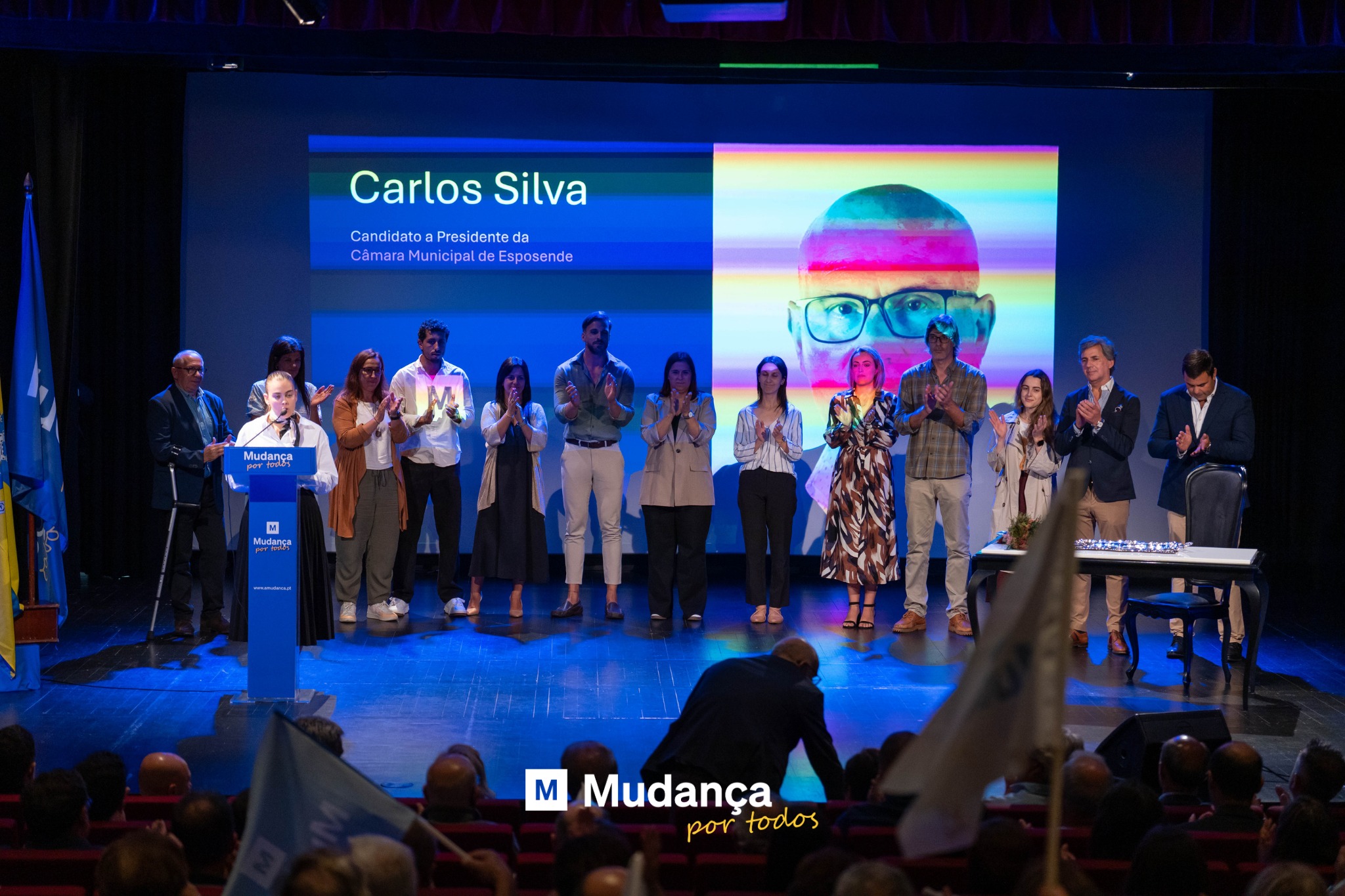 Pode ser uma imagem de 16 pessoas e a texto que diz "Carlos CarlosSilva Silva CandidatoaPresidenteda Candidato: aPresidenteda da CamaraMunicipaldeEsposende de Esposende CamaraMunicipald Mudanca portede N Nudanga 市业物能 打コ焼〜 M Mudança portodos por todos"