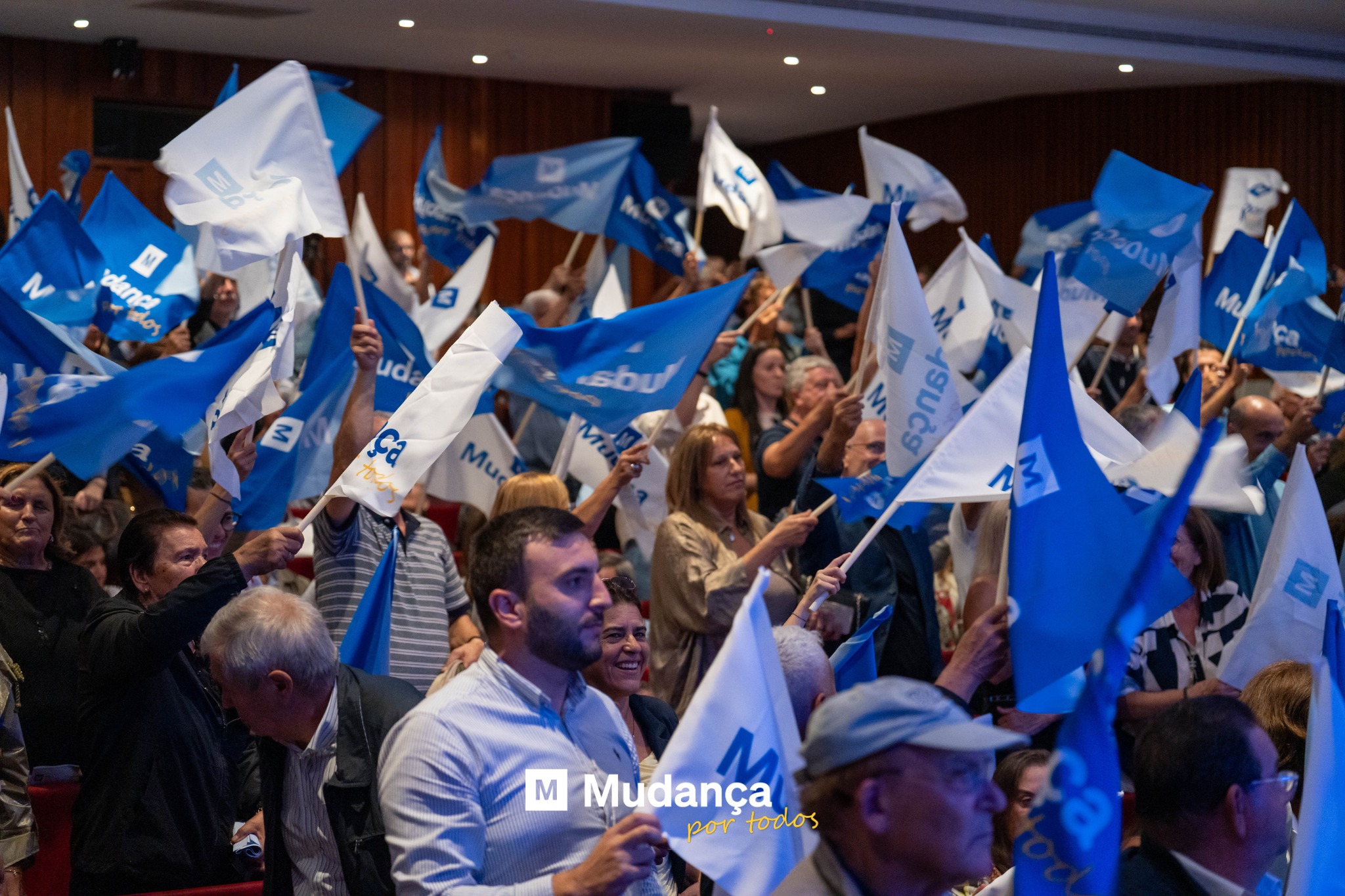 Pode ser uma imagem de 1 pessoa, multidão e a texto que diz "dangjos dang ud - Mu M 6อทธ M Mudança portodos por todos"