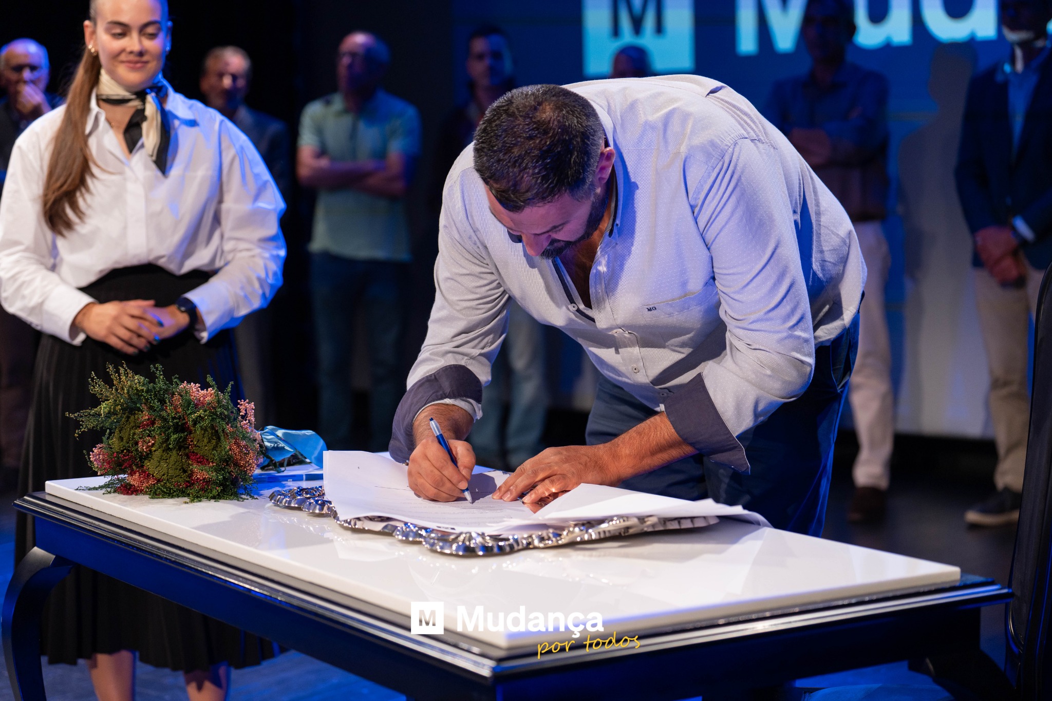 Pode ser uma imagem de 5 pessoas, pessoas a estudar e a texto que diz "IVI IV Иe M Mudança por portodos todos"