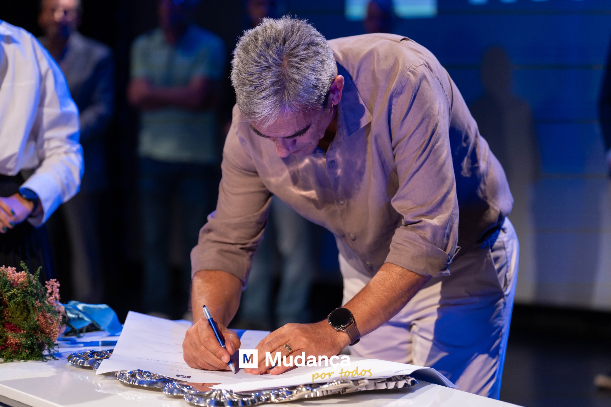 Pode ser uma imagem de 4 pessoas e a texto que diz "m Mudanca por MMudanca portodos todos 133 生信"