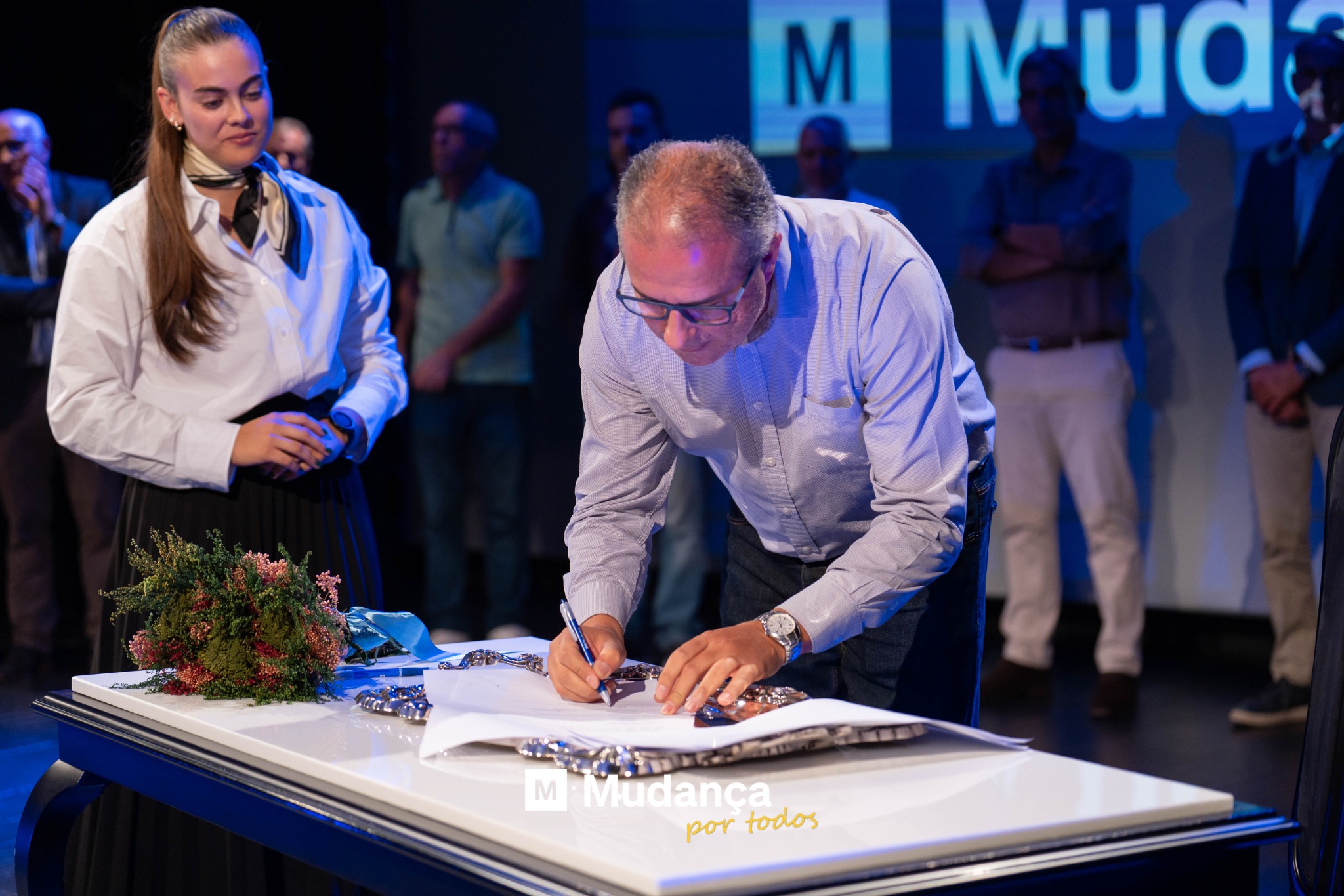 Pode ser uma imagem de 6 pessoas, pessoas a estudar e a texto que diz "M mud M MMudanca, Mudanca portodos por todos"