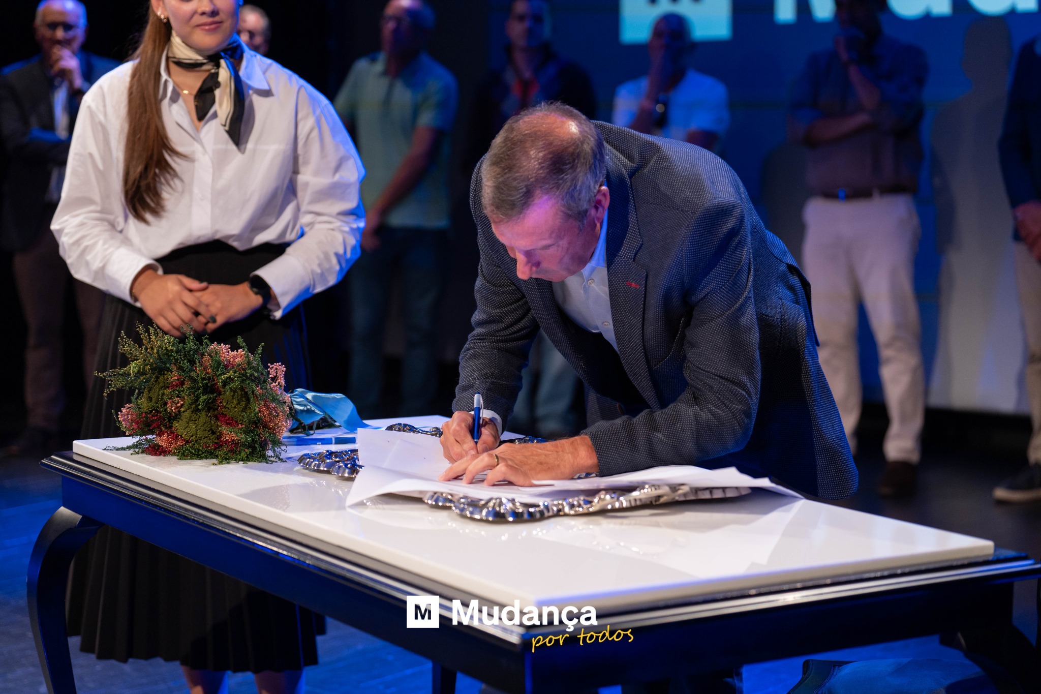 Pode ser uma imagem de 7 pessoas, pessoas a estudar e a texto que diz "M Mudança portodos por todos"