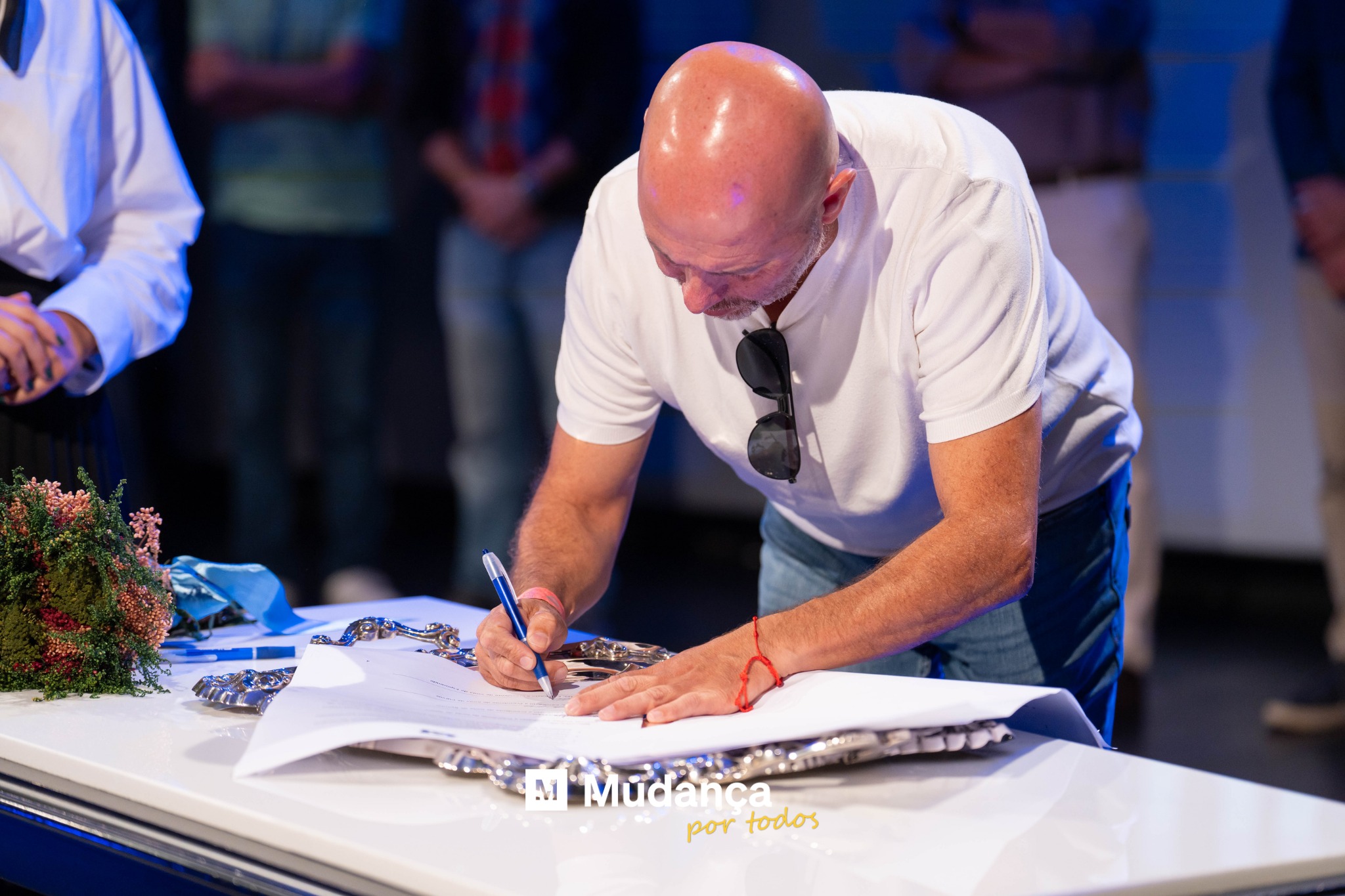 Pode ser uma imagem de 3 pessoas e a texto que diz "M IMudanca portodos por todos"