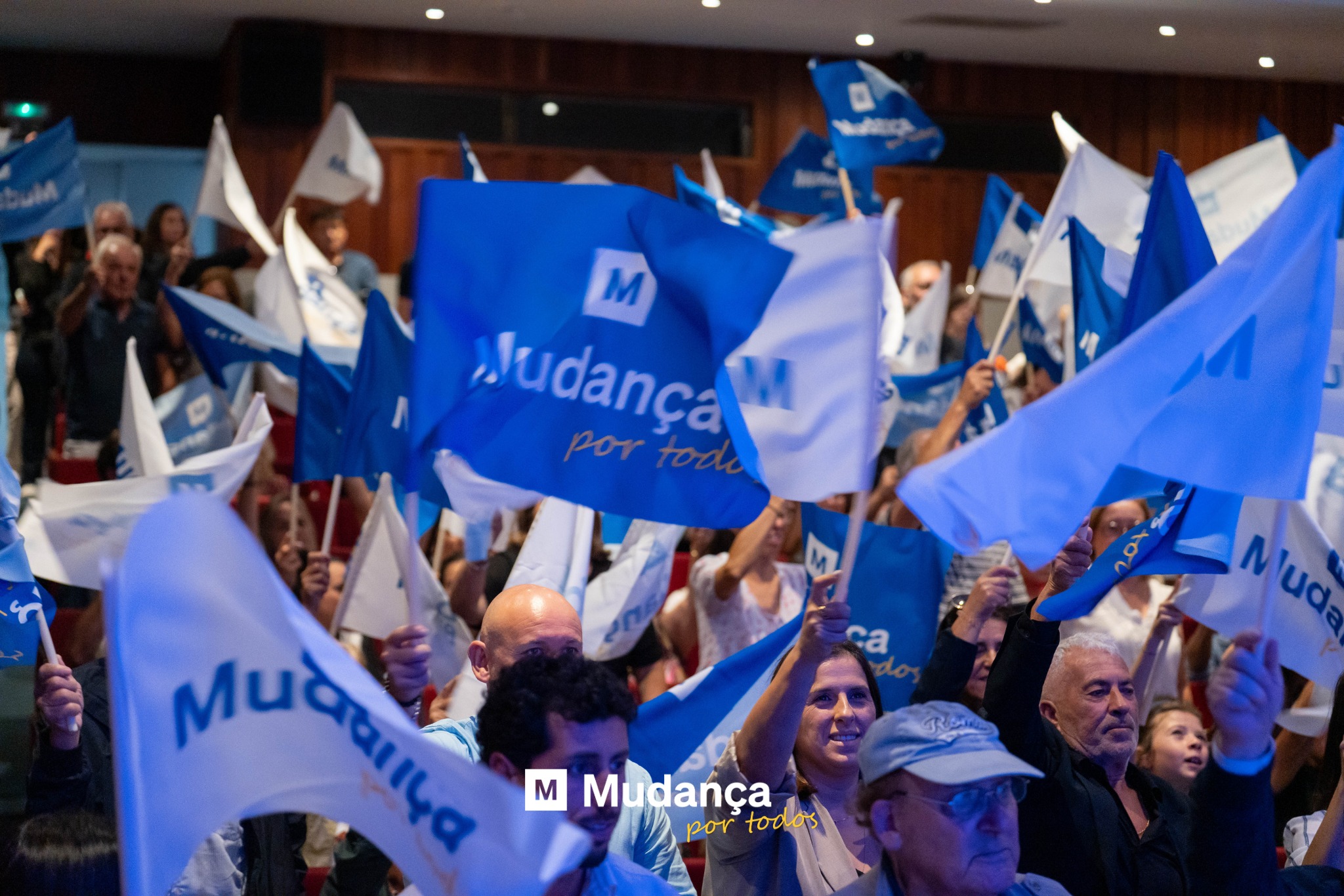 Pode ser uma imagem de uma ou mais pessoas, multidão e a texto que diz "M Judança ludança portod tode M por ca Mий MUCeILO M Mudança por portodos todos"