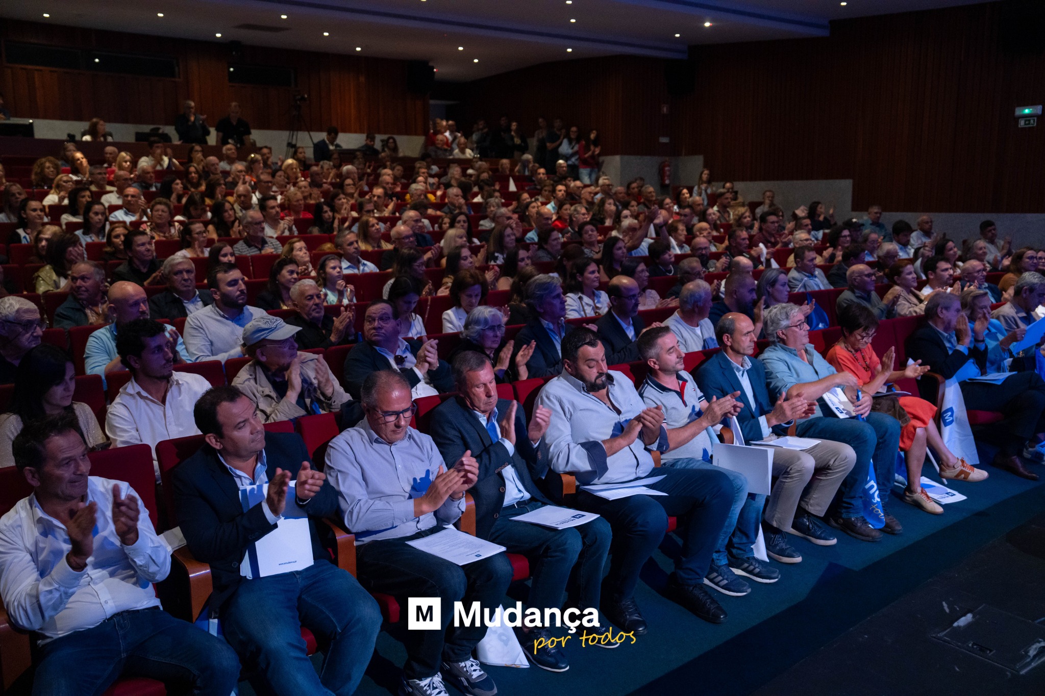 Pode ser uma imagem de 1 pessoa, a estudar e a texto que diz "m Mudança portodos por todos"