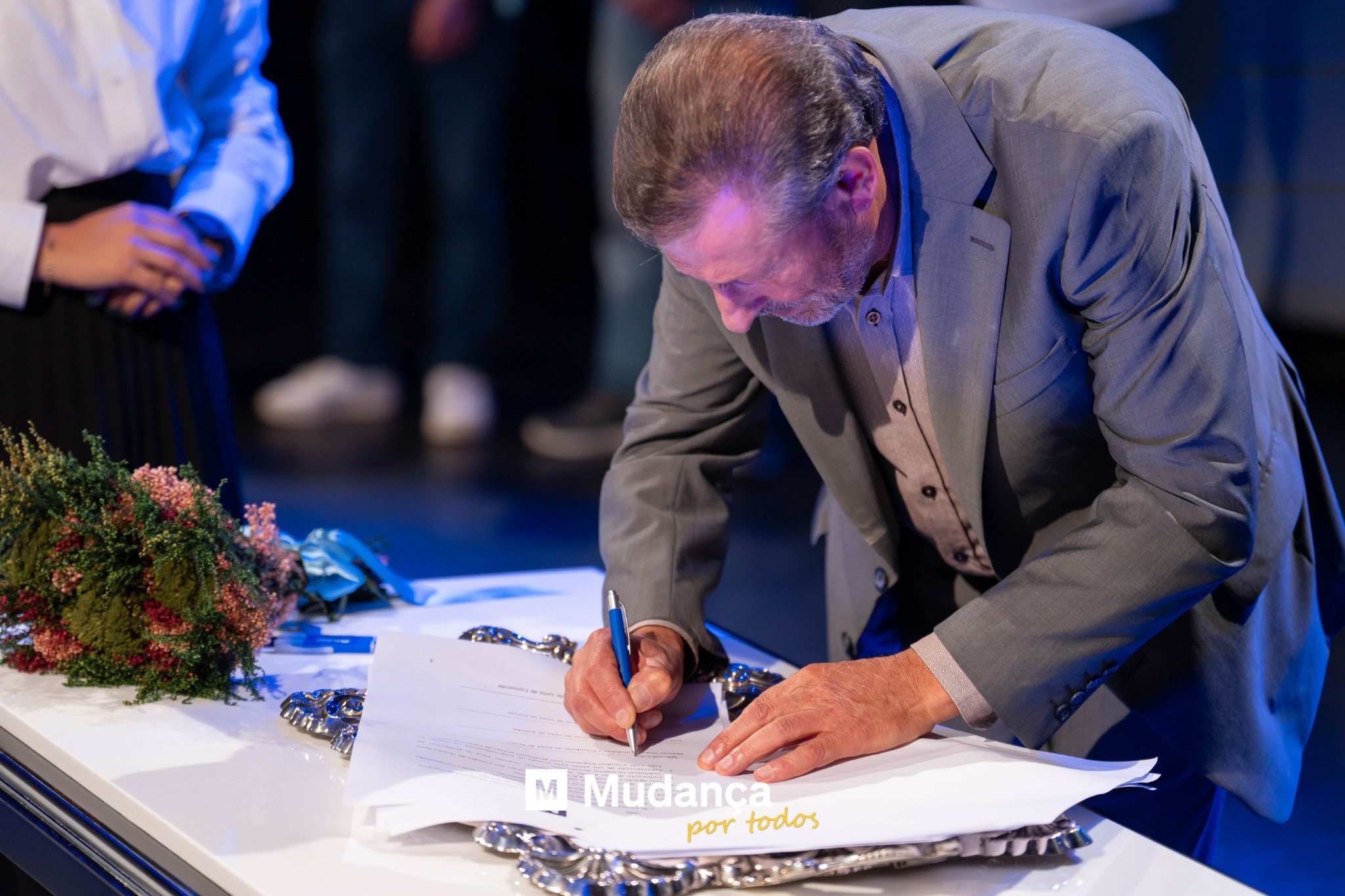 Pode ser uma imagem de 2 pessoas, pessoas a estudar e a texto