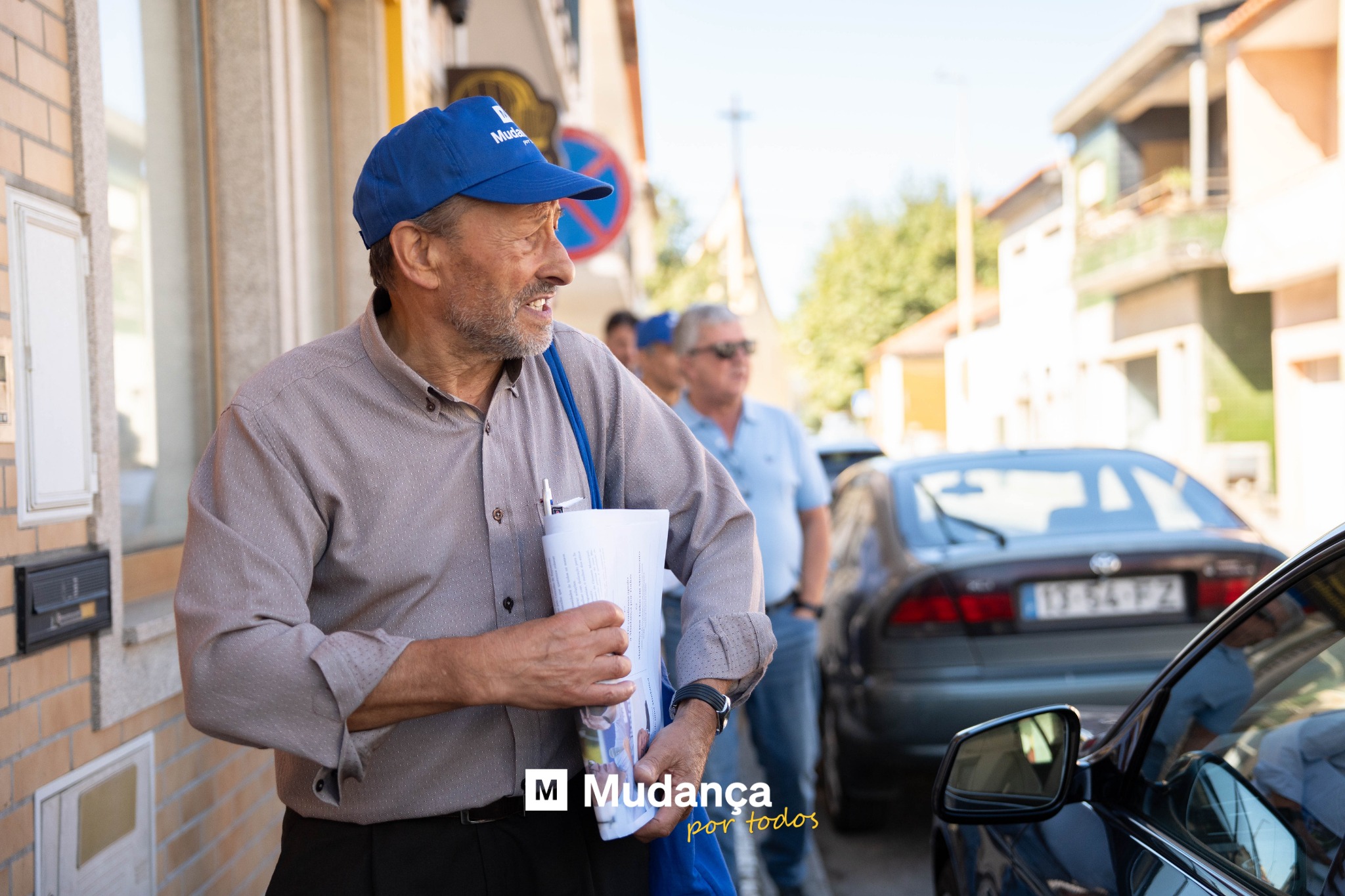 Pode ser uma imagem de 2 pessoas, rua e a texto