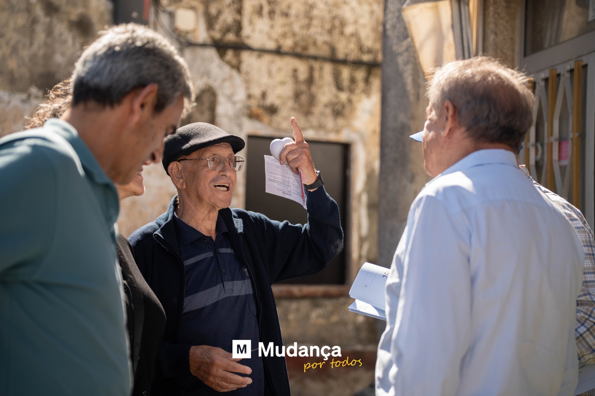 Pode ser uma imagem de 3 pessoas, o Muro das Lamentações e a texto que diz "M Mudança por portodos todos"