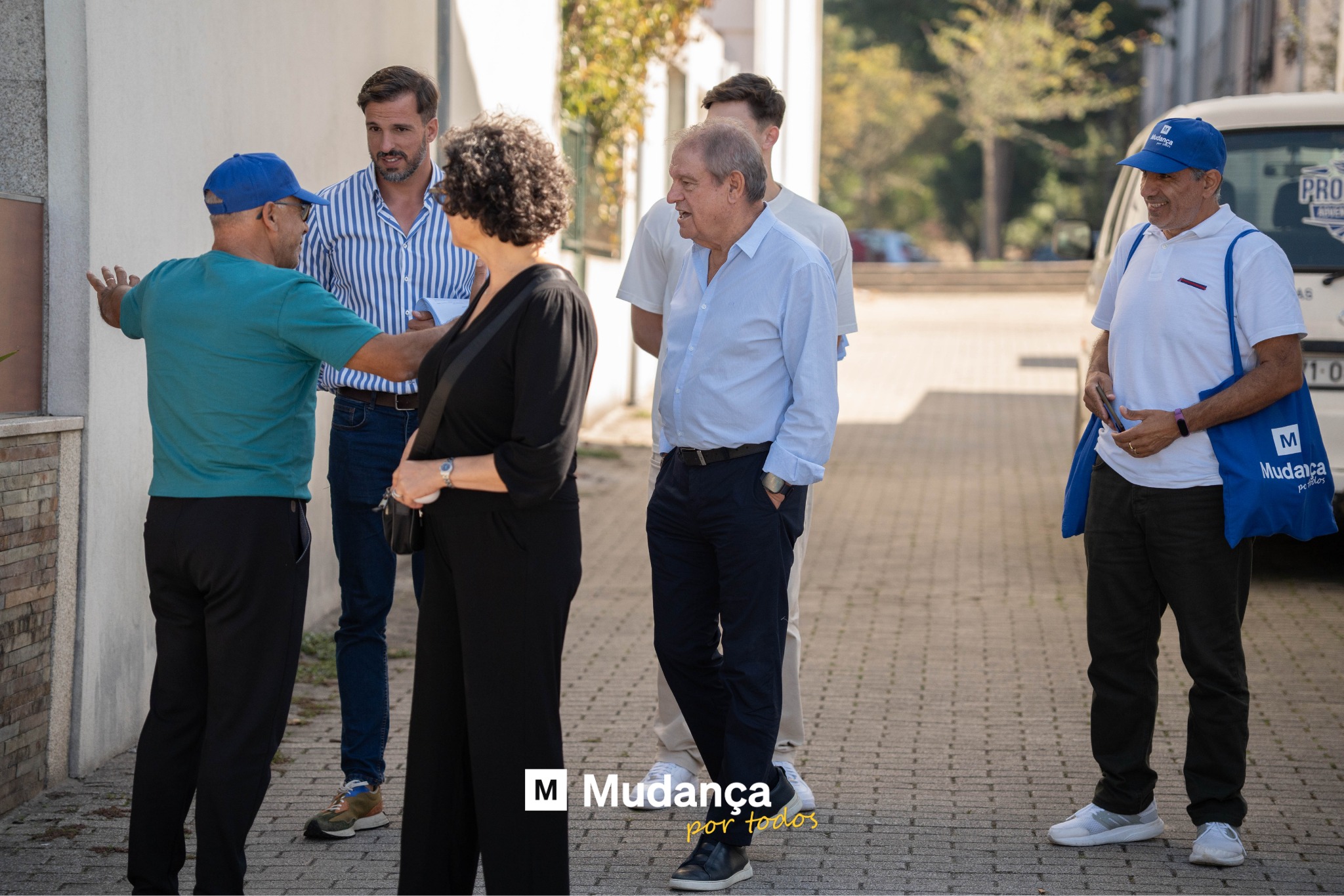 Pode ser uma imagem de 4 pessoas e a texto