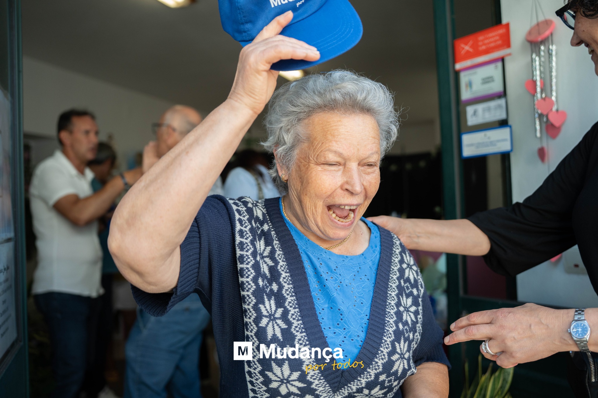 Pode ser uma imagem de 3 pessoas, pessoas a sorrir e a texto que diz "M Mud Mudança nça por too todos portodos los"