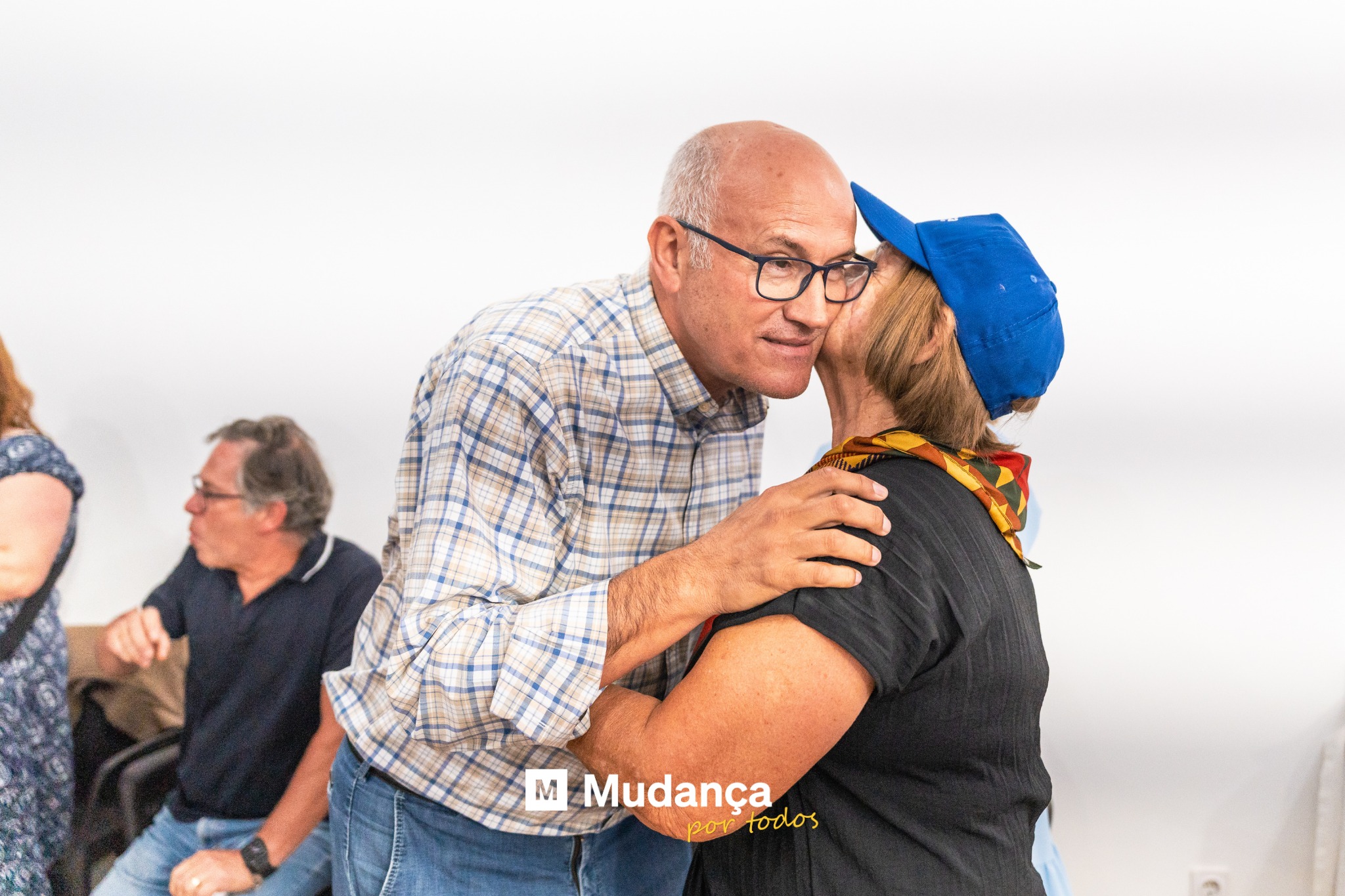 Pode ser uma imagem de ‎3 pessoas, pessoas a sorrir e a ‎texto que diz "‎m Mudança ممر portodos todos‎"‎‎