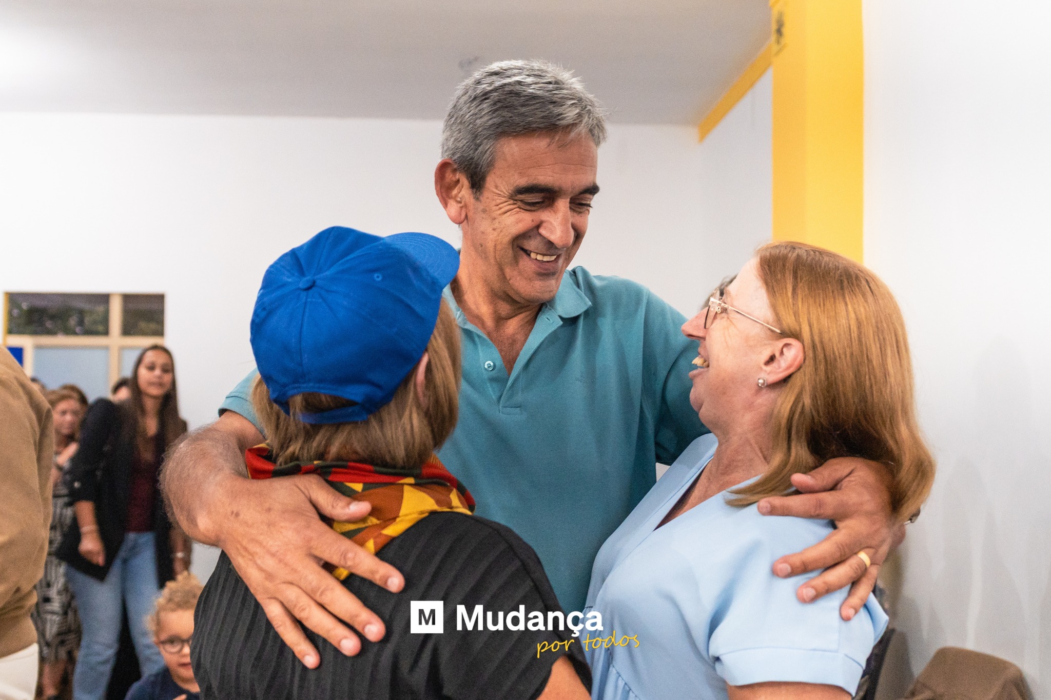 Pode ser uma imagem de ‎3 pessoas e a ‎texto que diz "‎M Mudança portodos ممد todos‎"‎‎