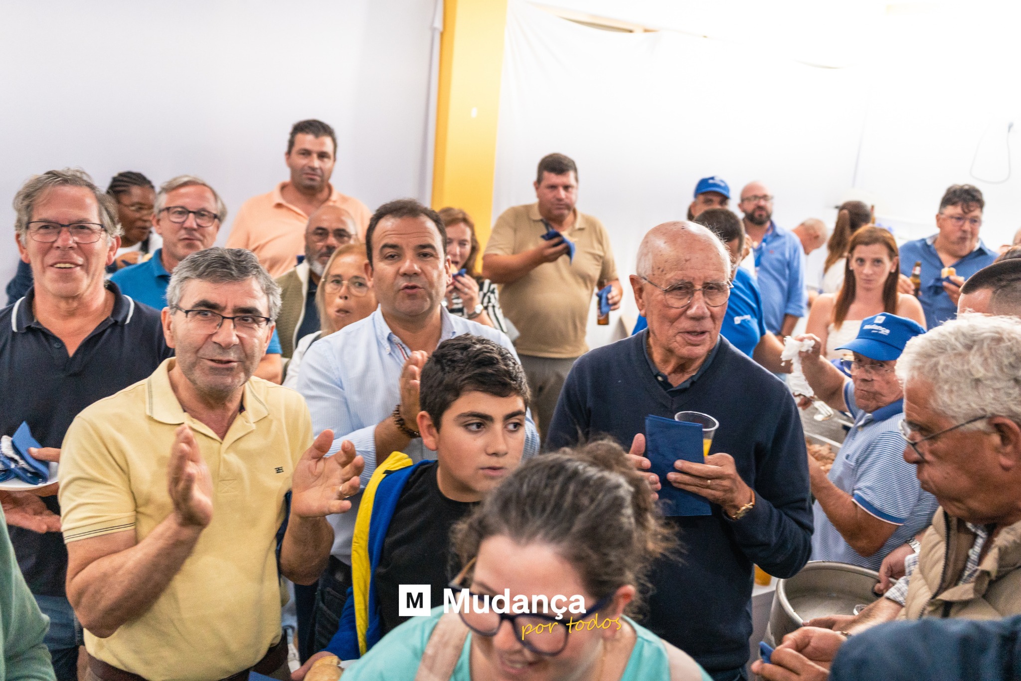 Pode ser uma imagem de 12 pessoas, multidão e a texto que diz "m Mudança por portodo todos"