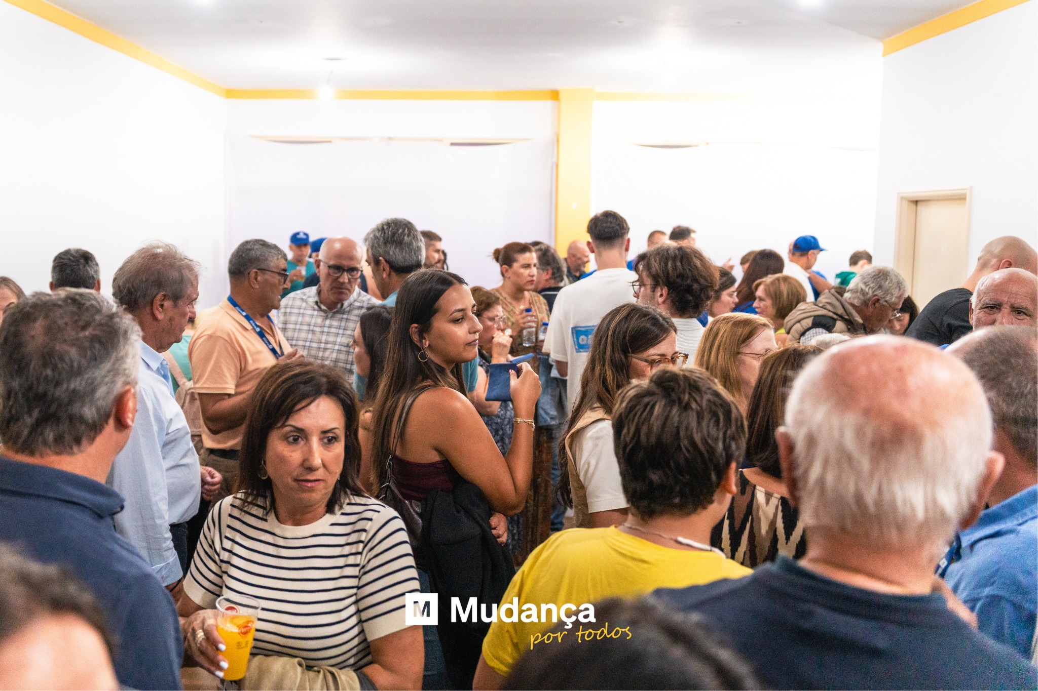 Pode ser uma imagem de 7 pessoas e a multidão