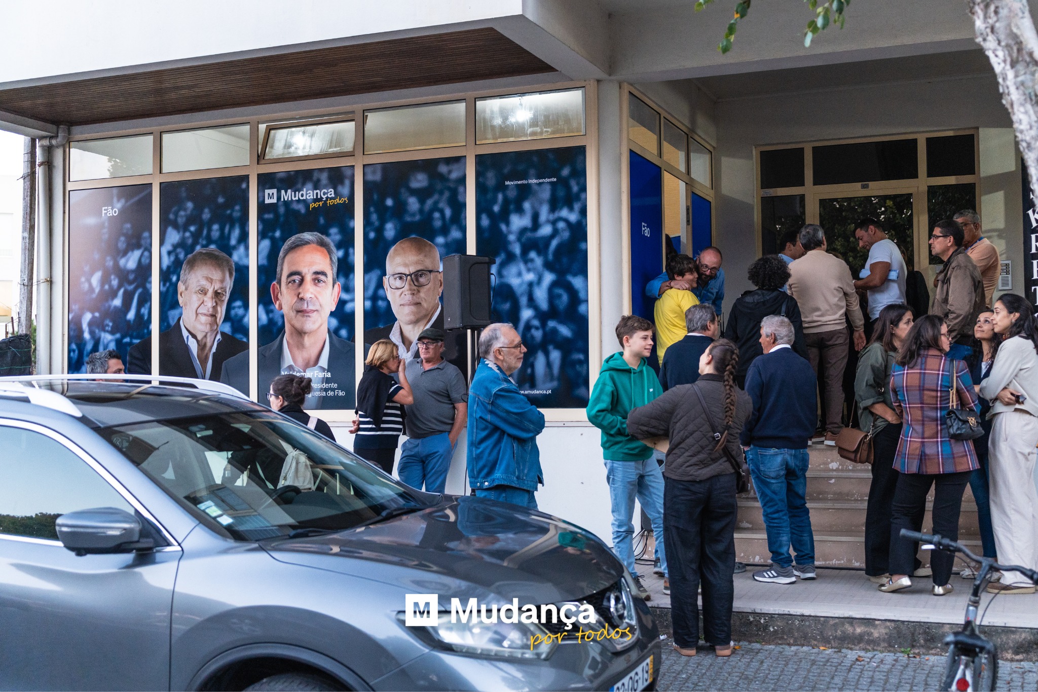 Pode ser uma imagem de 14 pessoas, multidão e a texto