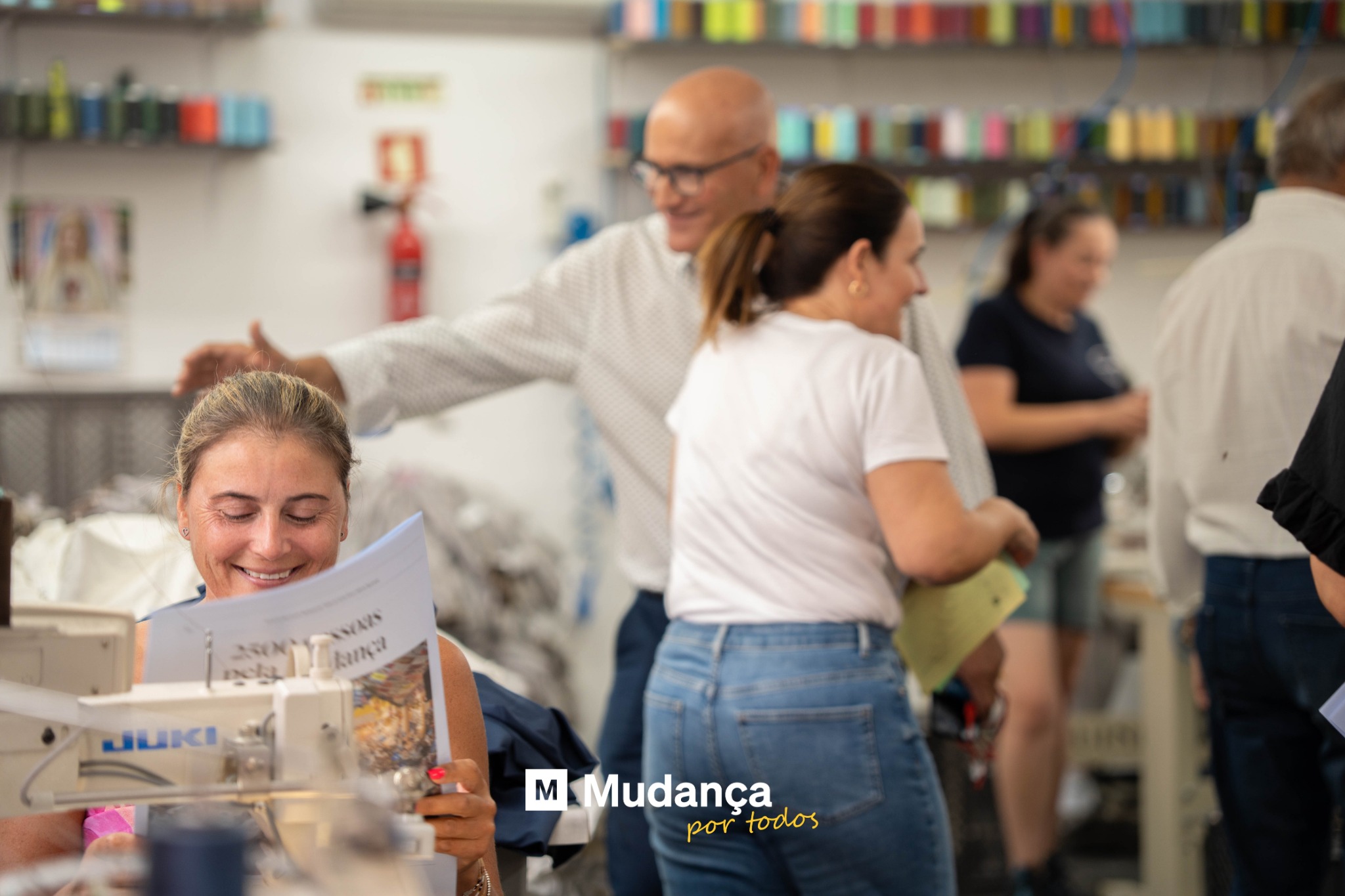 Pode ser uma imagem de 4 pessoas, pessoas a estudar e a texto