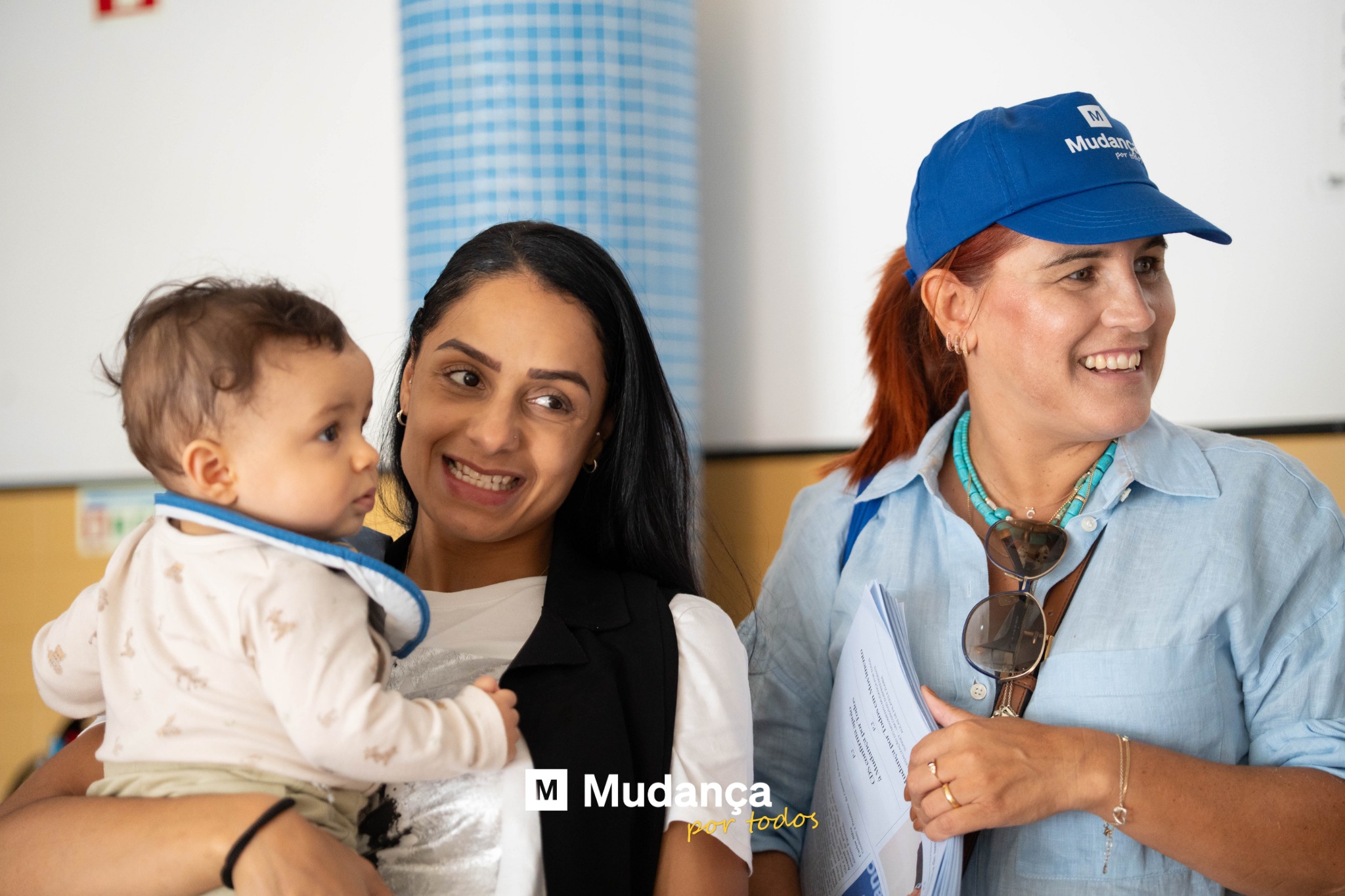 Pode ser uma imagem de 2 pessoas, criança, pessoas a sorrir, hospital e a texto que diz "m M и Mudans Mudan ー2お5度 M Mudança portodos por todos"