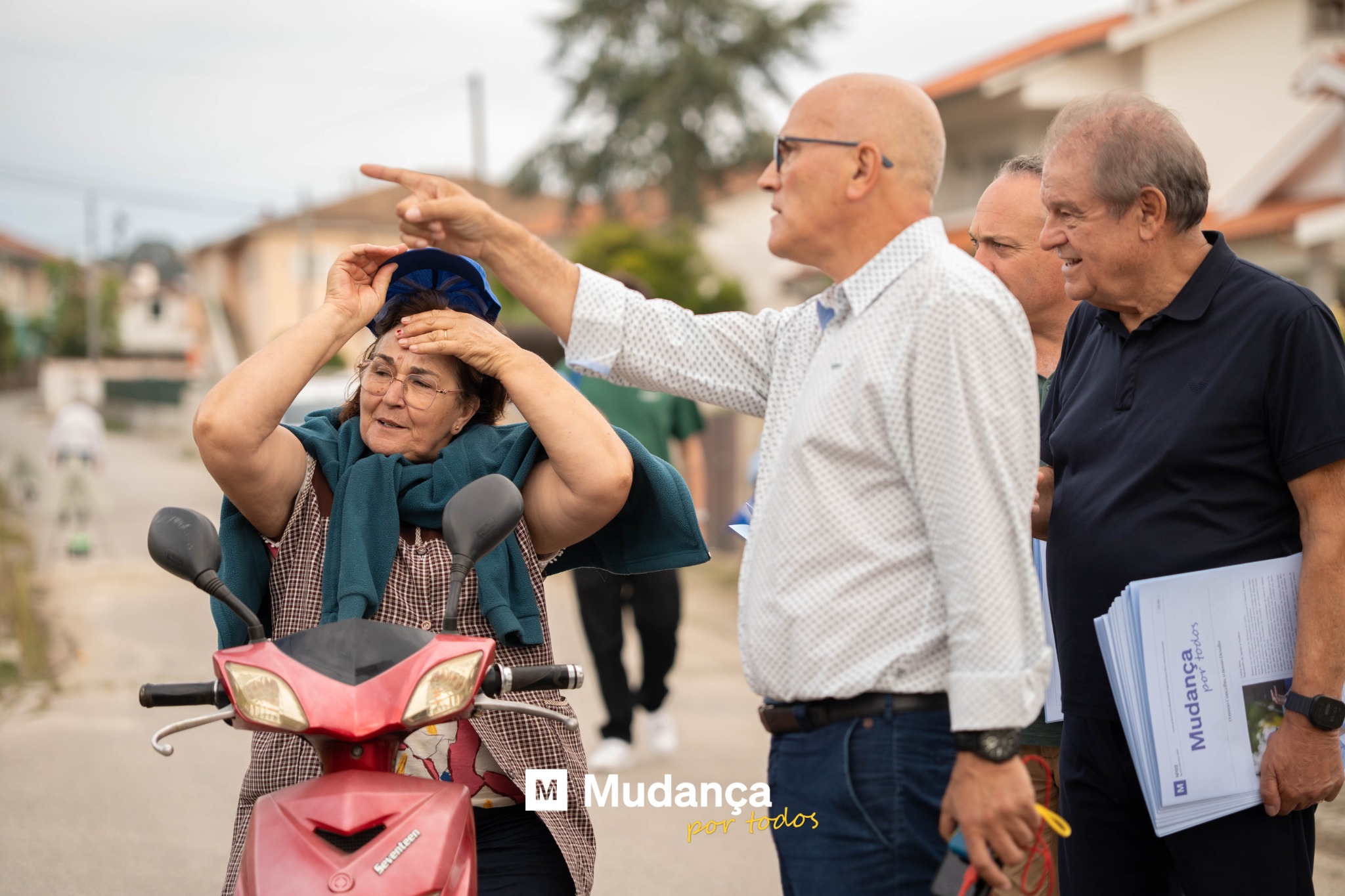 Pode ser uma imagem de 2 pessoas, scooter, mota e a texto