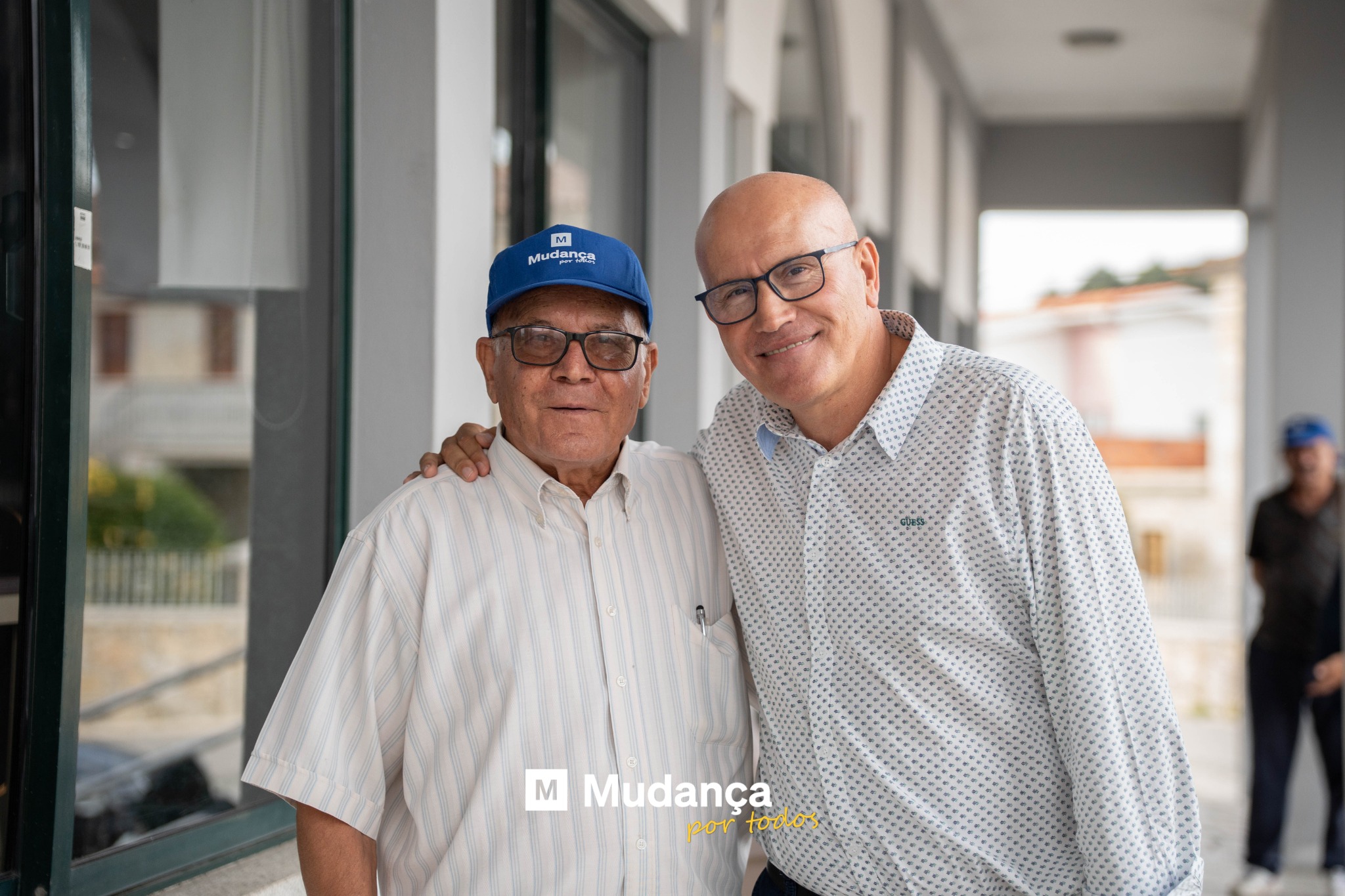 Pode ser uma imagem de 3 pessoas e a texto