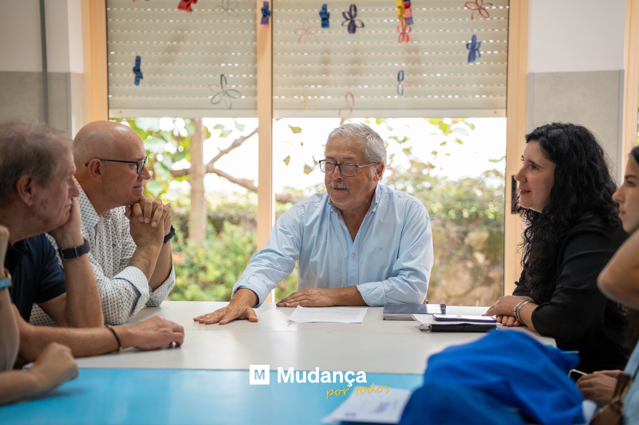 Pode ser uma imagem de 3 pessoas, pessoas a estudar e a texto que diz "M Mudança por portodos todos"