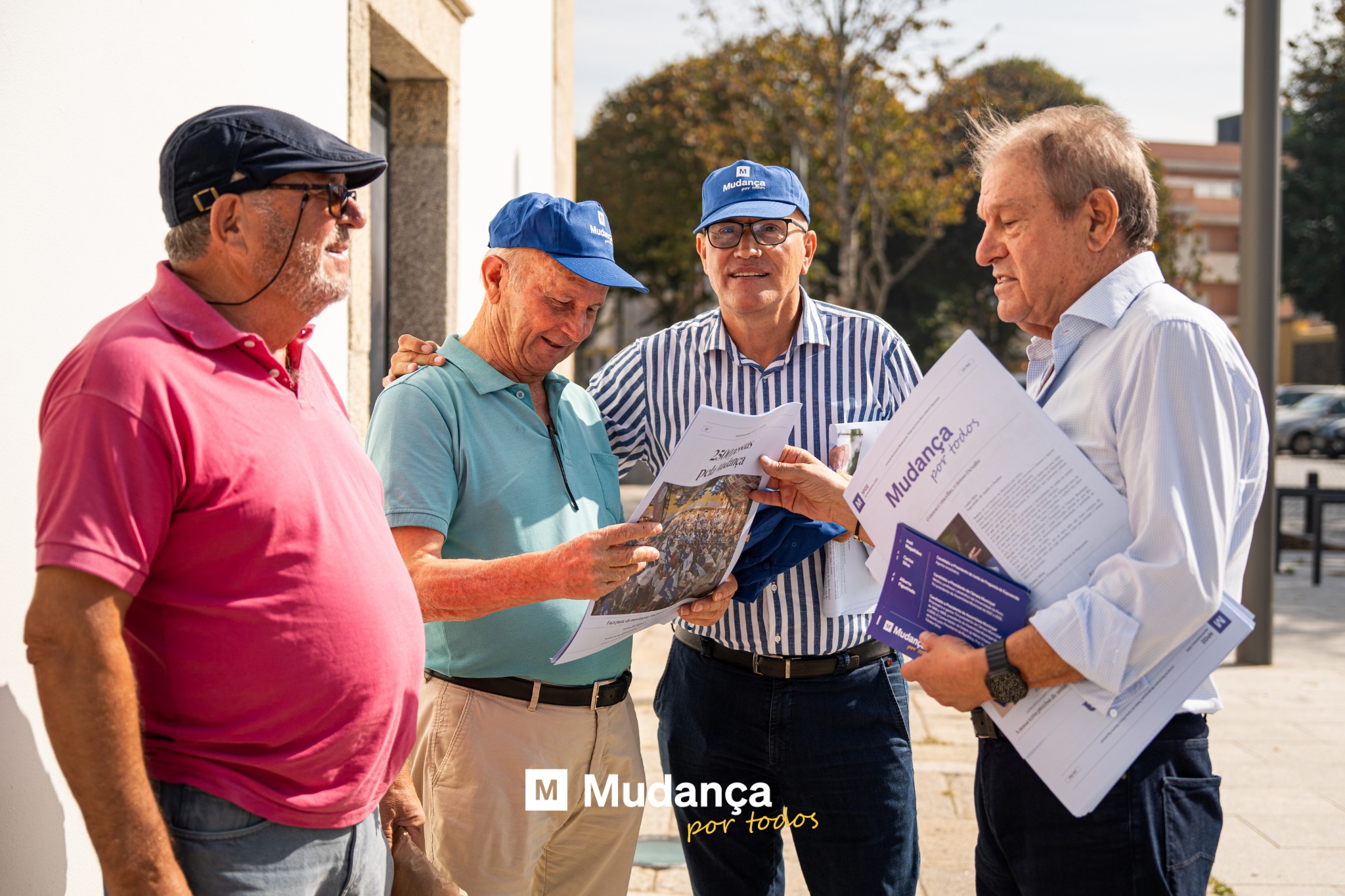 Pode ser uma imagem de 4 pessoas e a texto