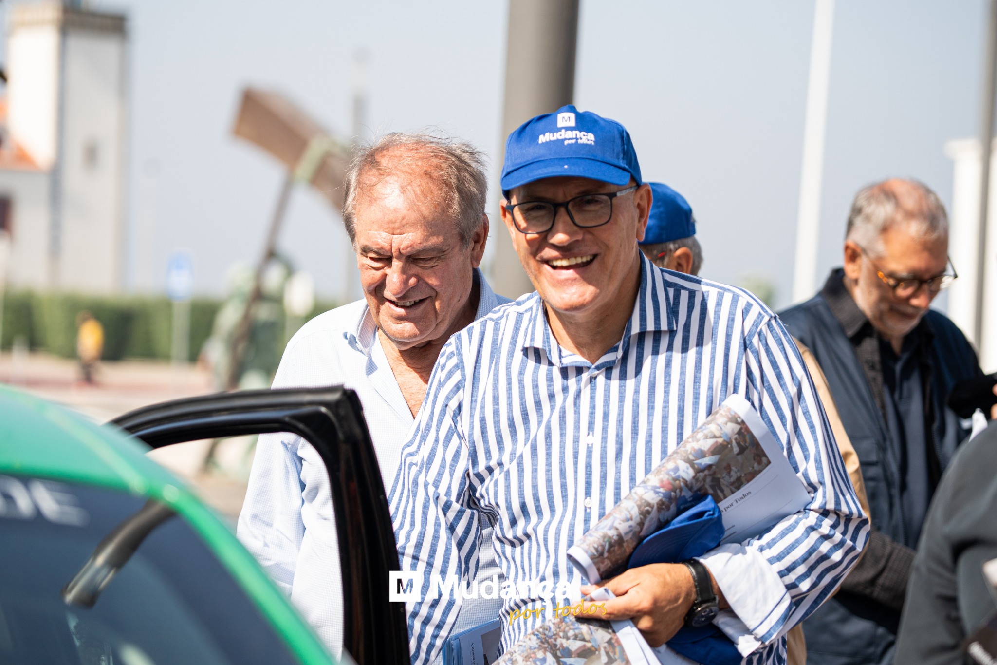 Pode ser uma imagem de 3 pessoas e a texto