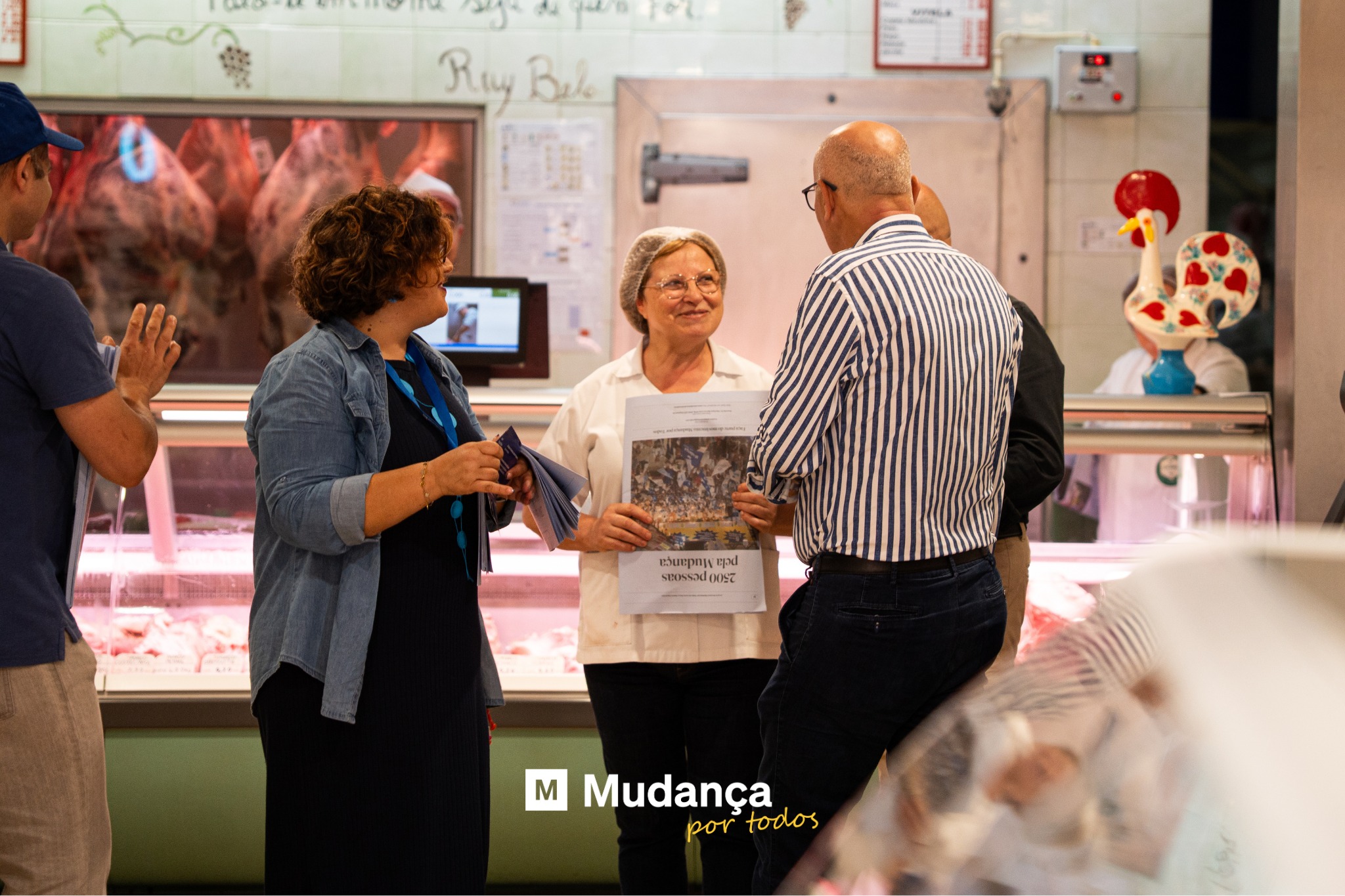 Pode ser uma imagem de 4 pessoas, gelado, gelado, banca de jornais e a texto