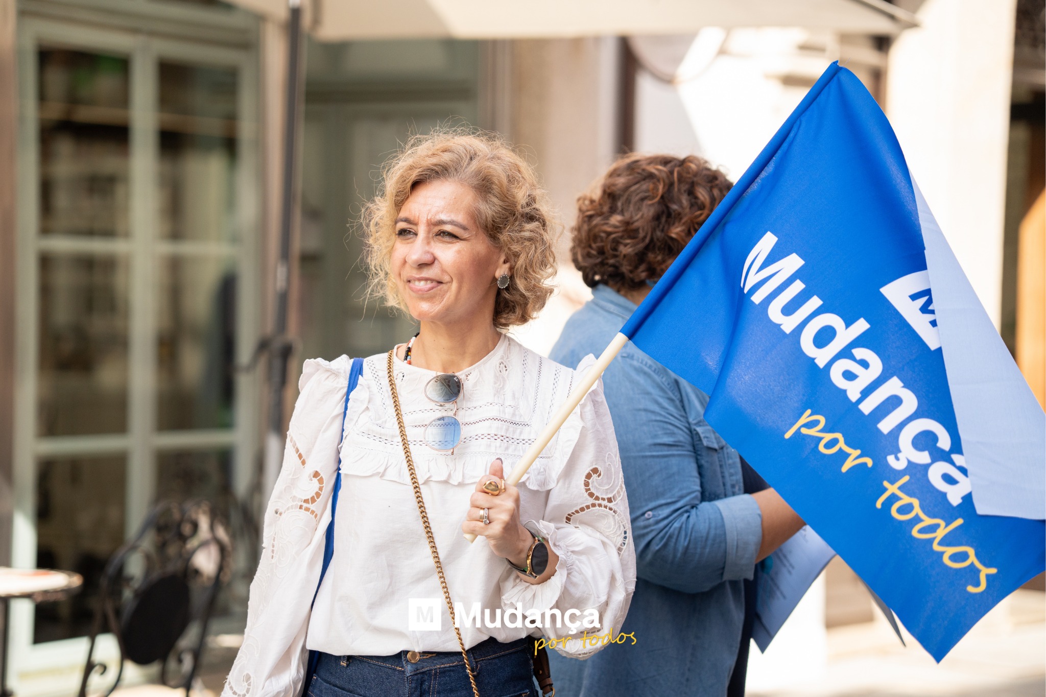 Pode ser uma imagem de 2 pessoas e a texto que diz "Mudança, Mudançe بی por todos MIMudança M Mudança por portodos"