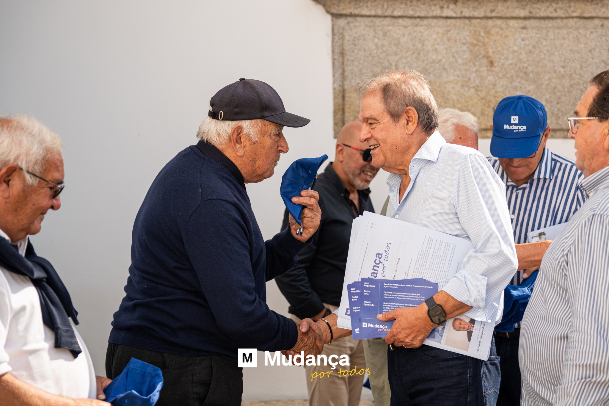 Pode ser uma imagem de 4 pessoas e a texto