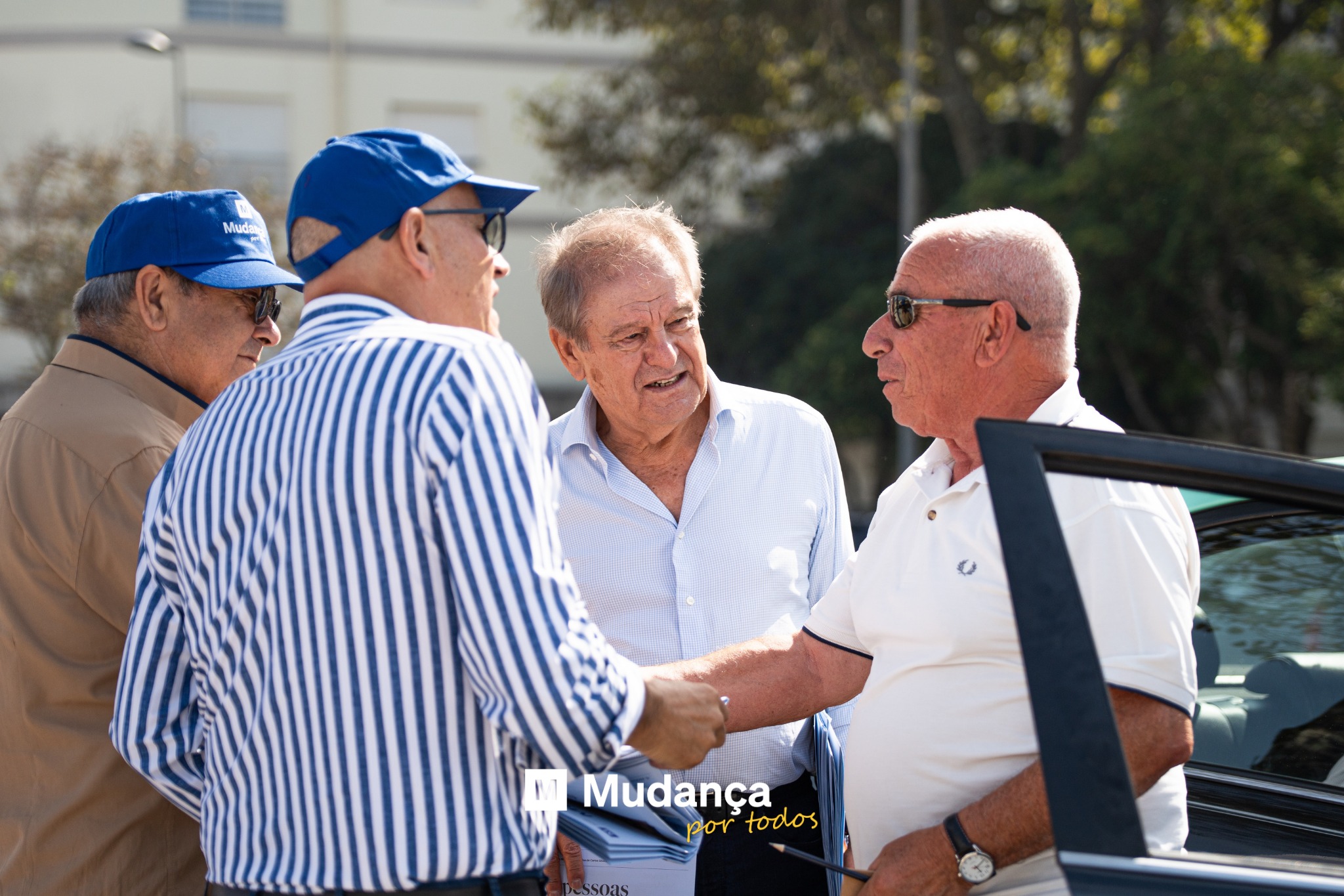 Pode ser uma imagem de 3 pessoas, multidão e a texto que diz "Mudan Mudança por portodos todos ON"