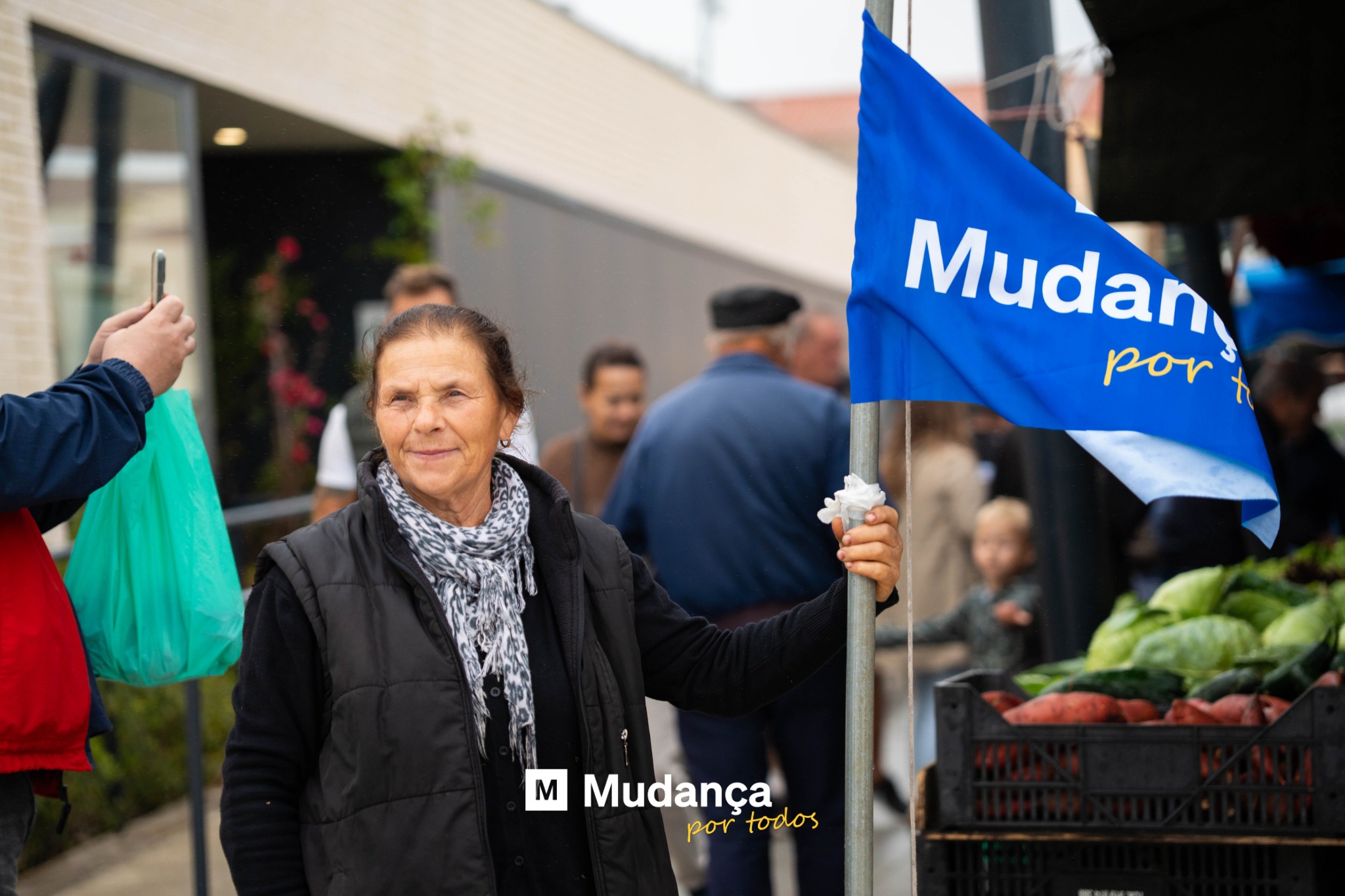 Pode ser uma imagem de 3 pessoas e a texto que diz "Mudan por M Mudança portodos por todos"