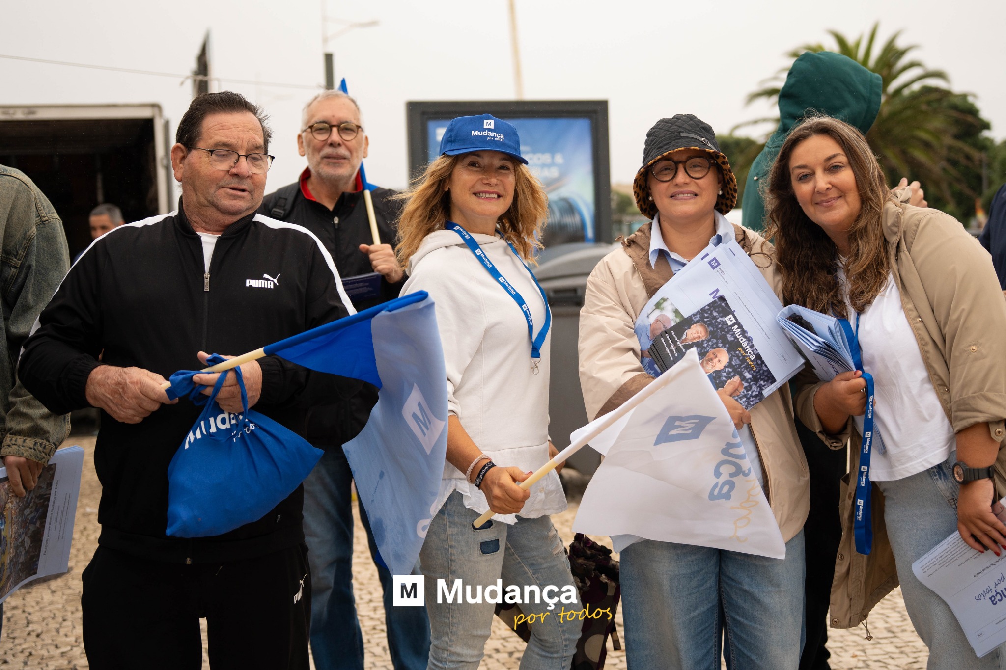 Pode ser uma imagem de 5 pessoas e a texto