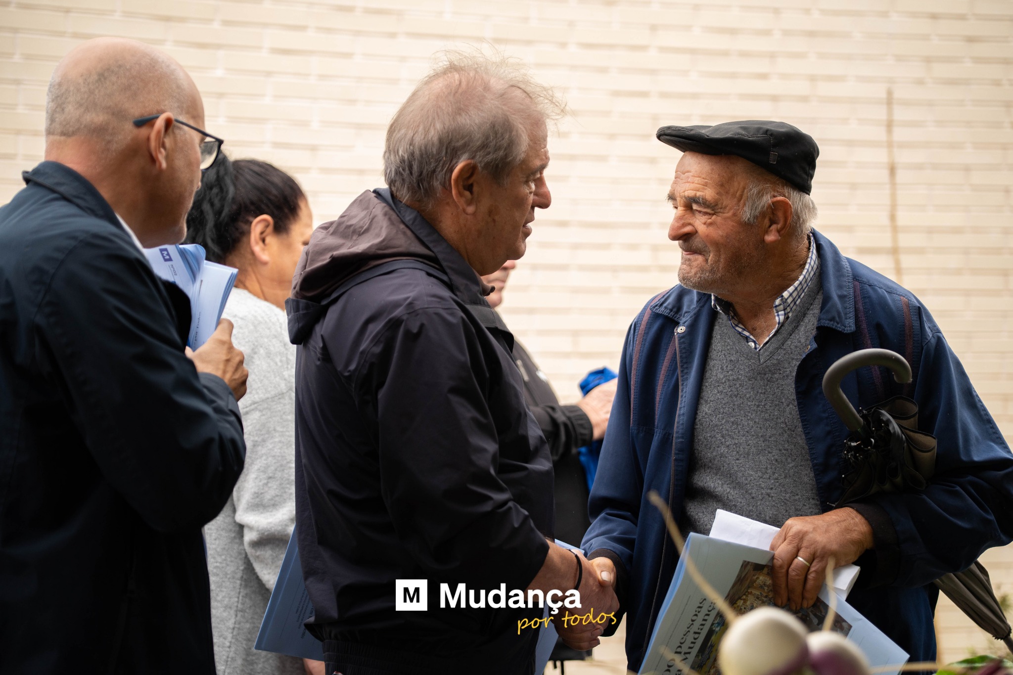 Pode ser uma imagem de 3 pessoas, clarinete e a texto que diz "m Mudança portodos por todos"