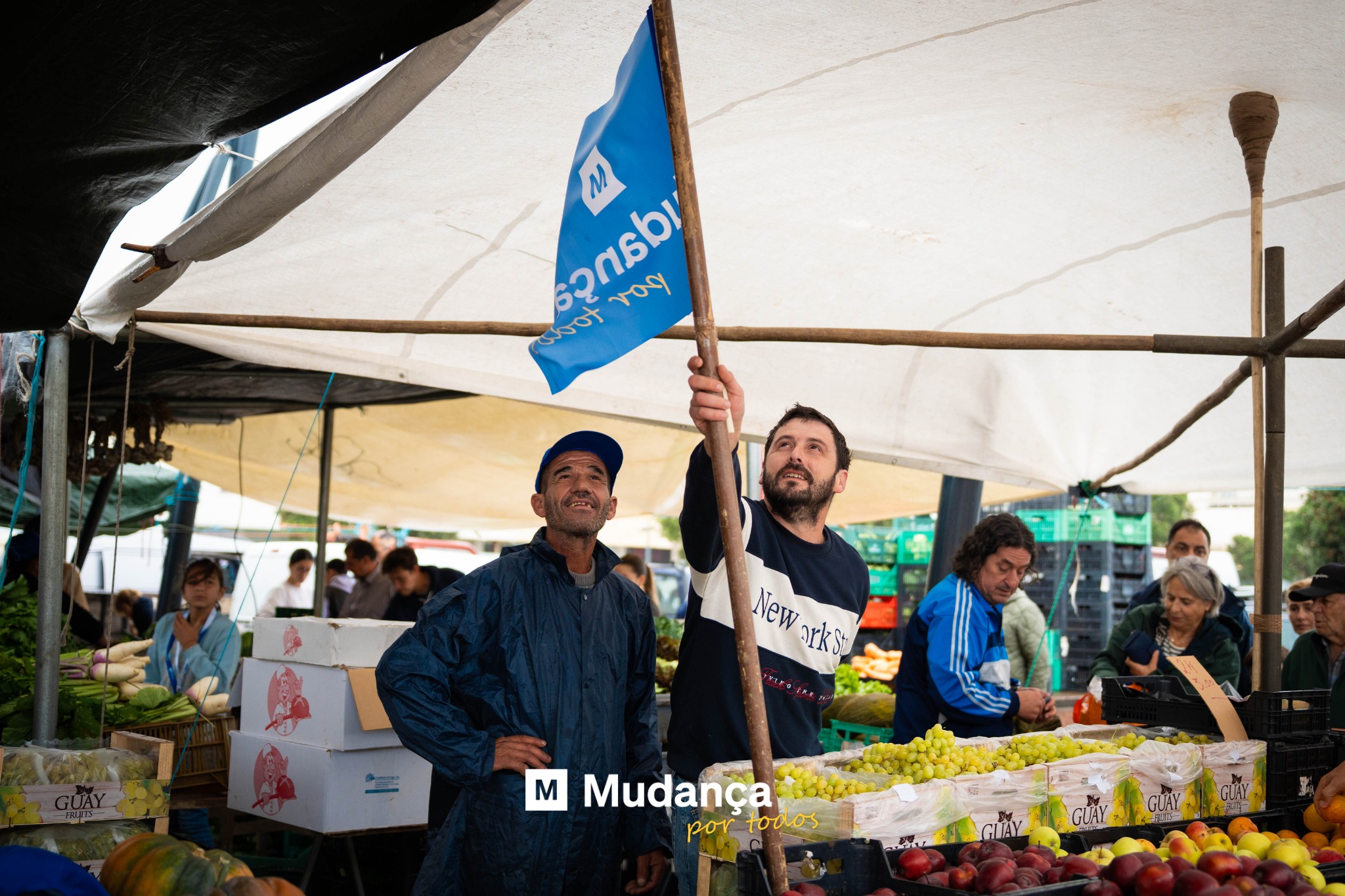 Pode ser uma imagem de ‎10 pessoas, fruta e a ‎texto que diz "‎M 109 seasbi በ مما woot New New.rk arks m Mudança Mud portodos por todo A0‎"‎‎