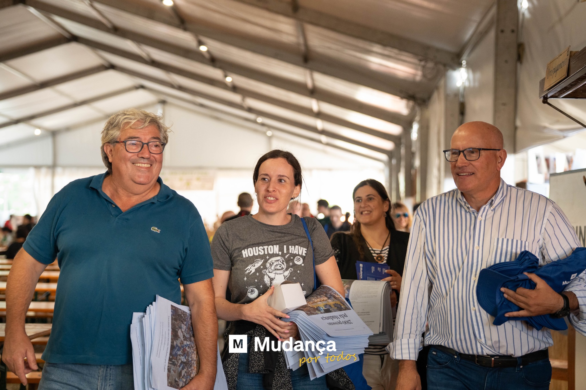 Pode ser uma imagem de 4 pessoas, multidão e a texto