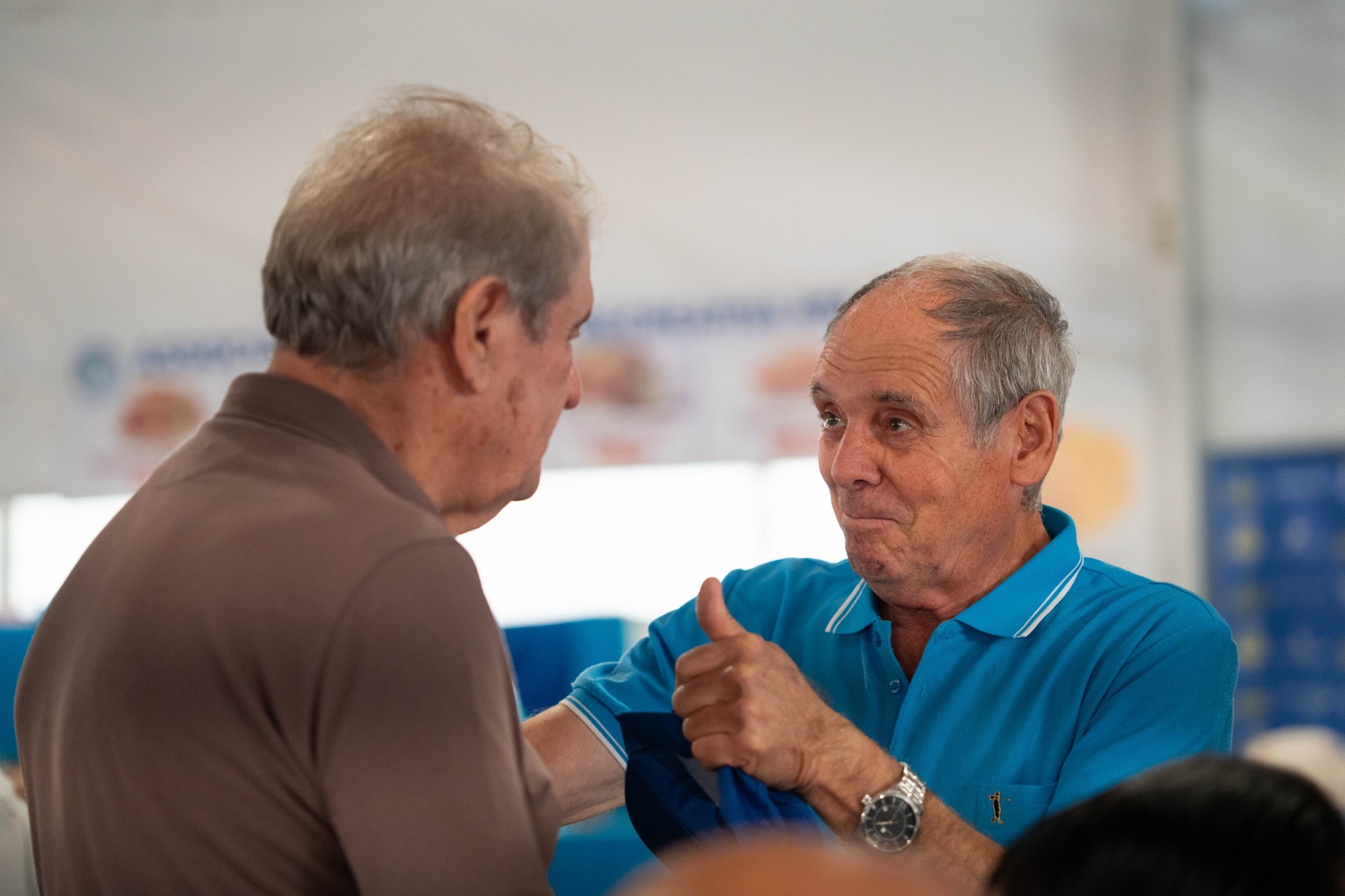 Pode ser uma imagem de 2 pessoas