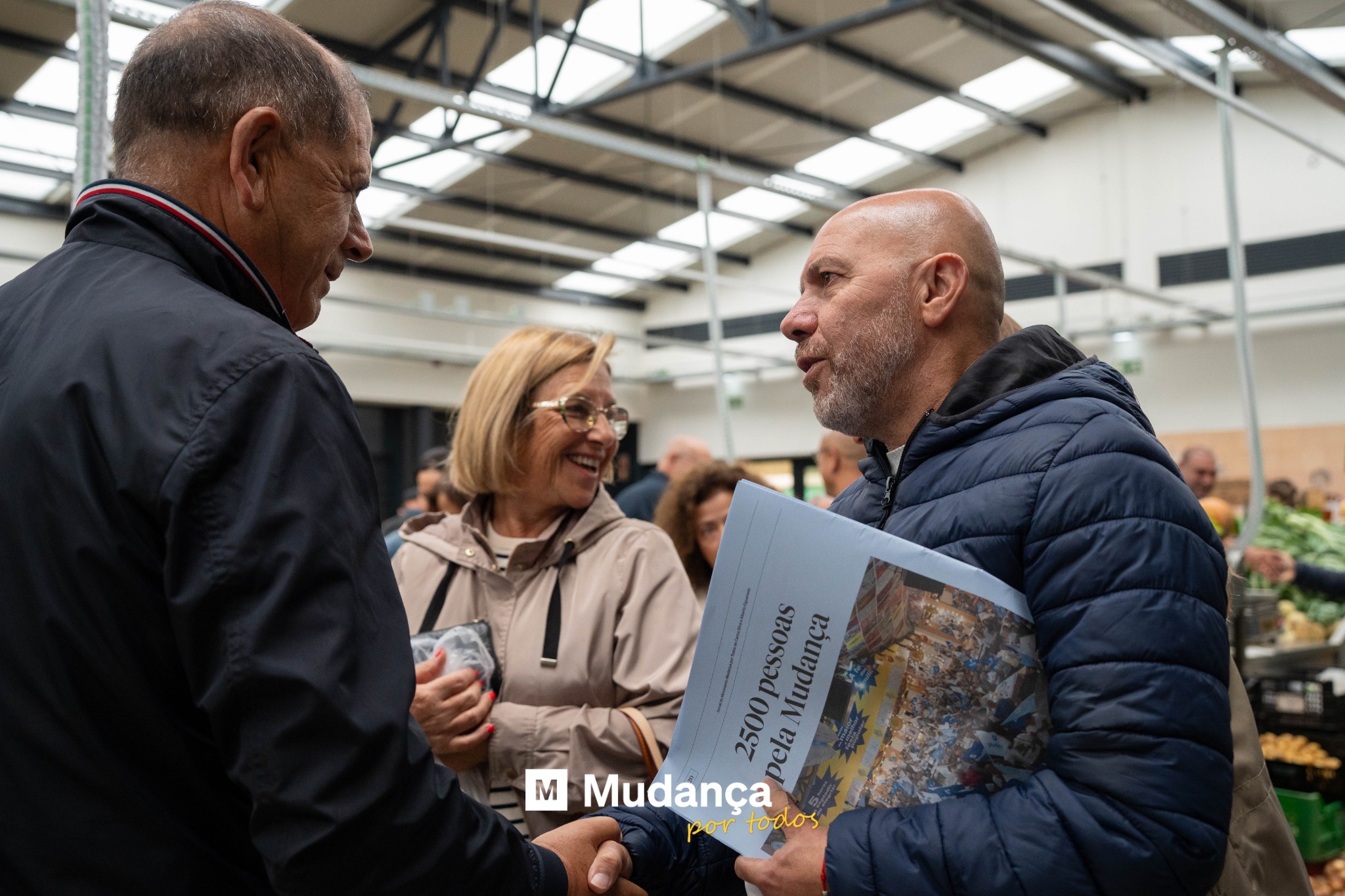 Pode ser uma imagem de 3 pessoas e a texto que diz "2500 pessoas Mudança pela M Mudança portodos por todos Ma"