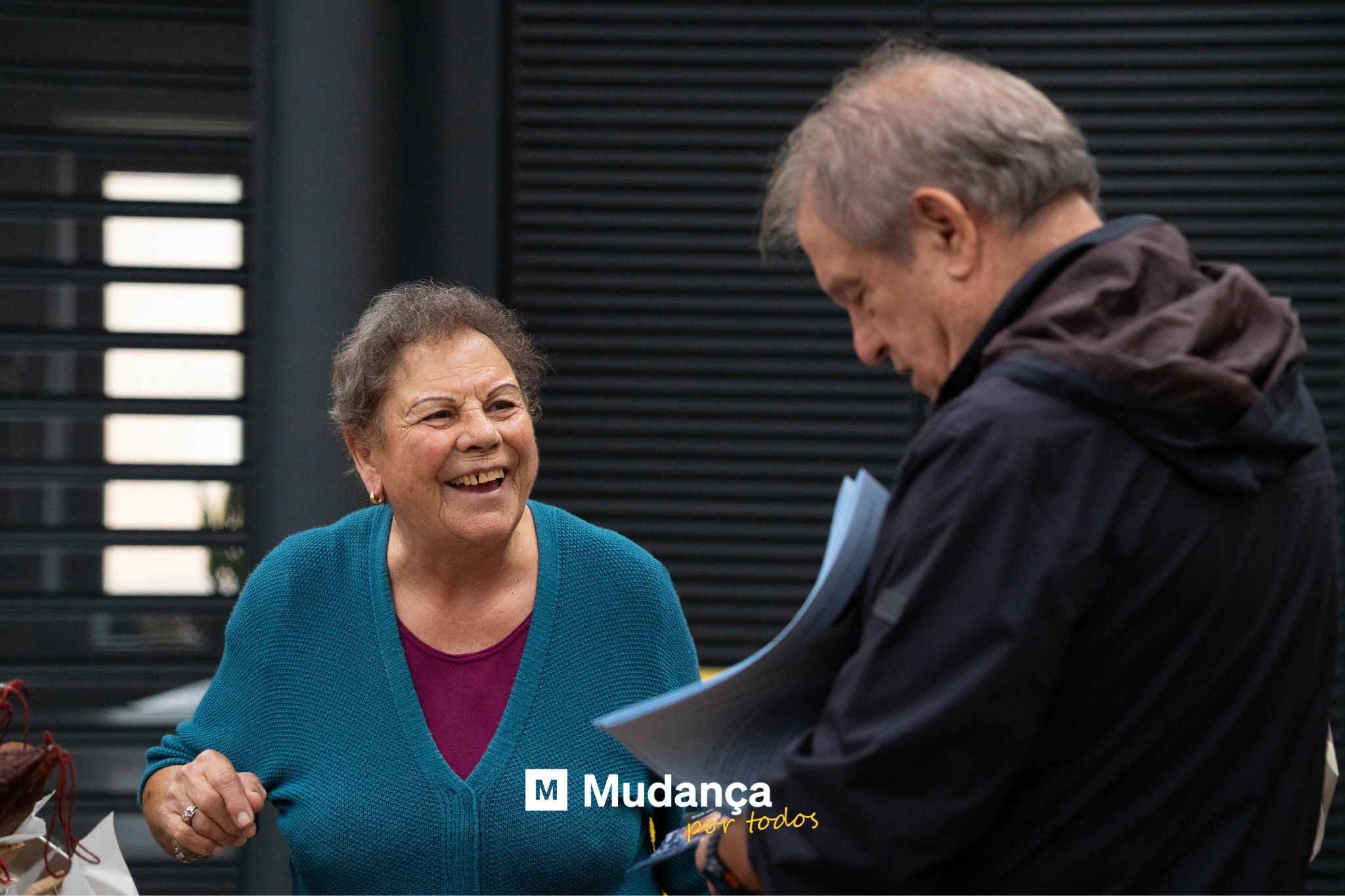 Pode ser uma imagem de 2 pessoas e a texto que diz "1 M M Mudança lopor todos"