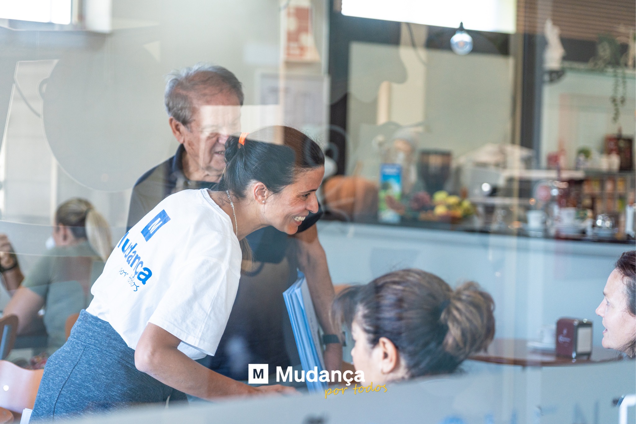 Pode ser uma imagem de ‎2 pessoas e a ‎texto que diz "‎ュ Ulanca ularca iM oa s مر M Mudança portodos حمز todos‎"‎‎